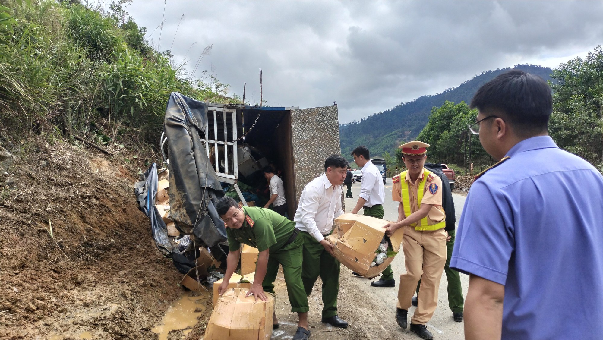 Xe tải mất lái lao vào ta luy, 3 người tử vong - Ảnh 1.