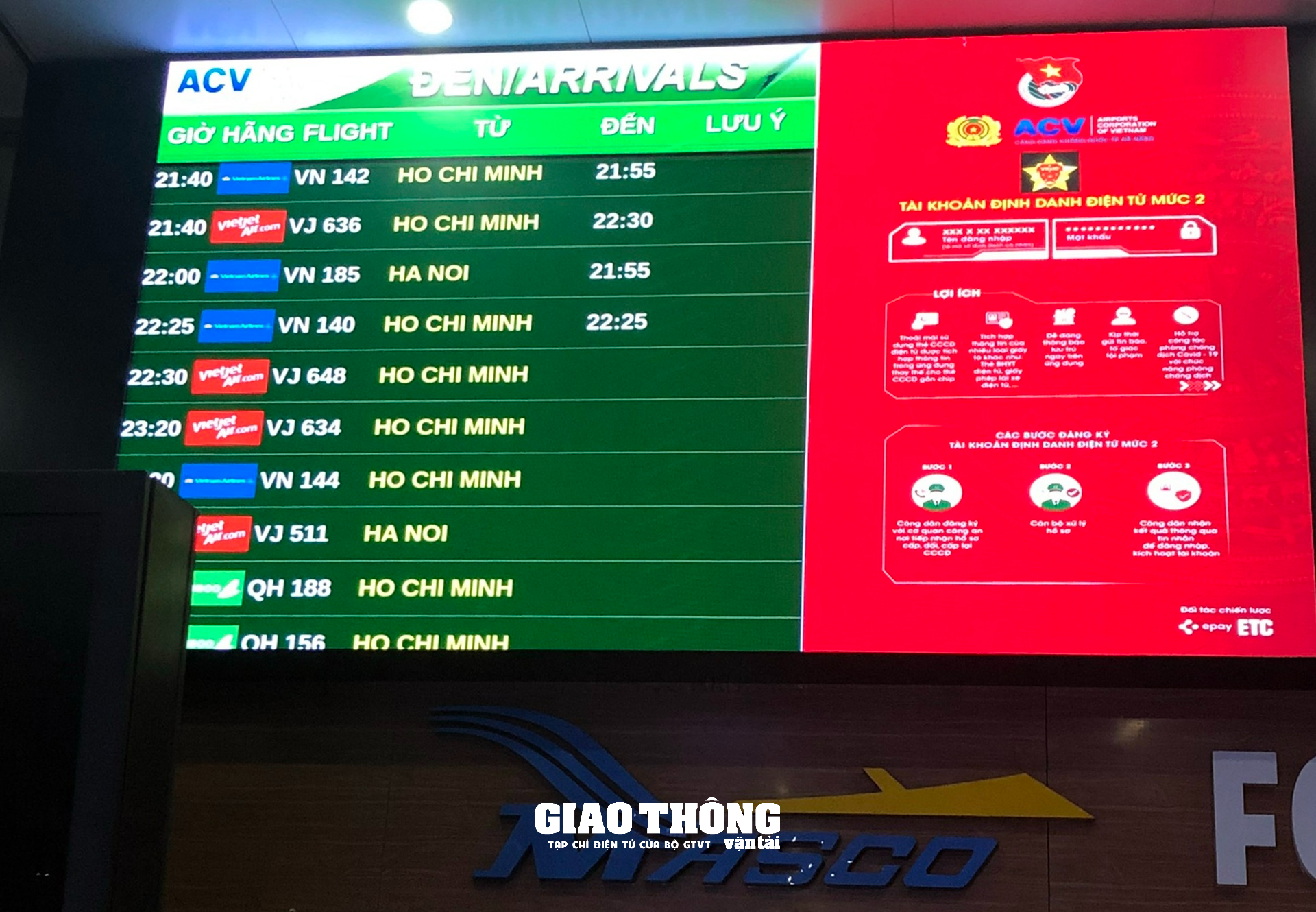 Chùm ảnh: Bến xe, sân bay Đà Nẵng nhộn nhịp khách những ngày cuối năm - Ảnh 3.