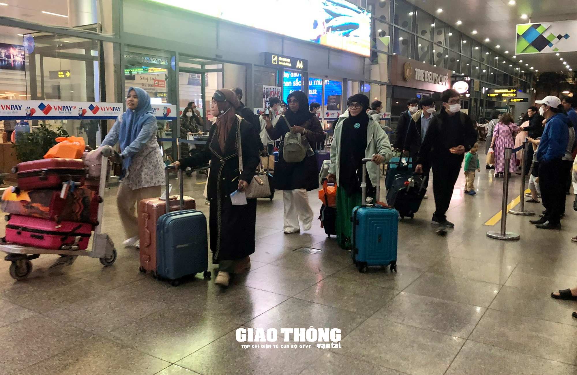 Chùm ảnh: Bến xe, sân bay Đà Nẵng nhộn nhịp khách những ngày cuối năm - Ảnh 4.