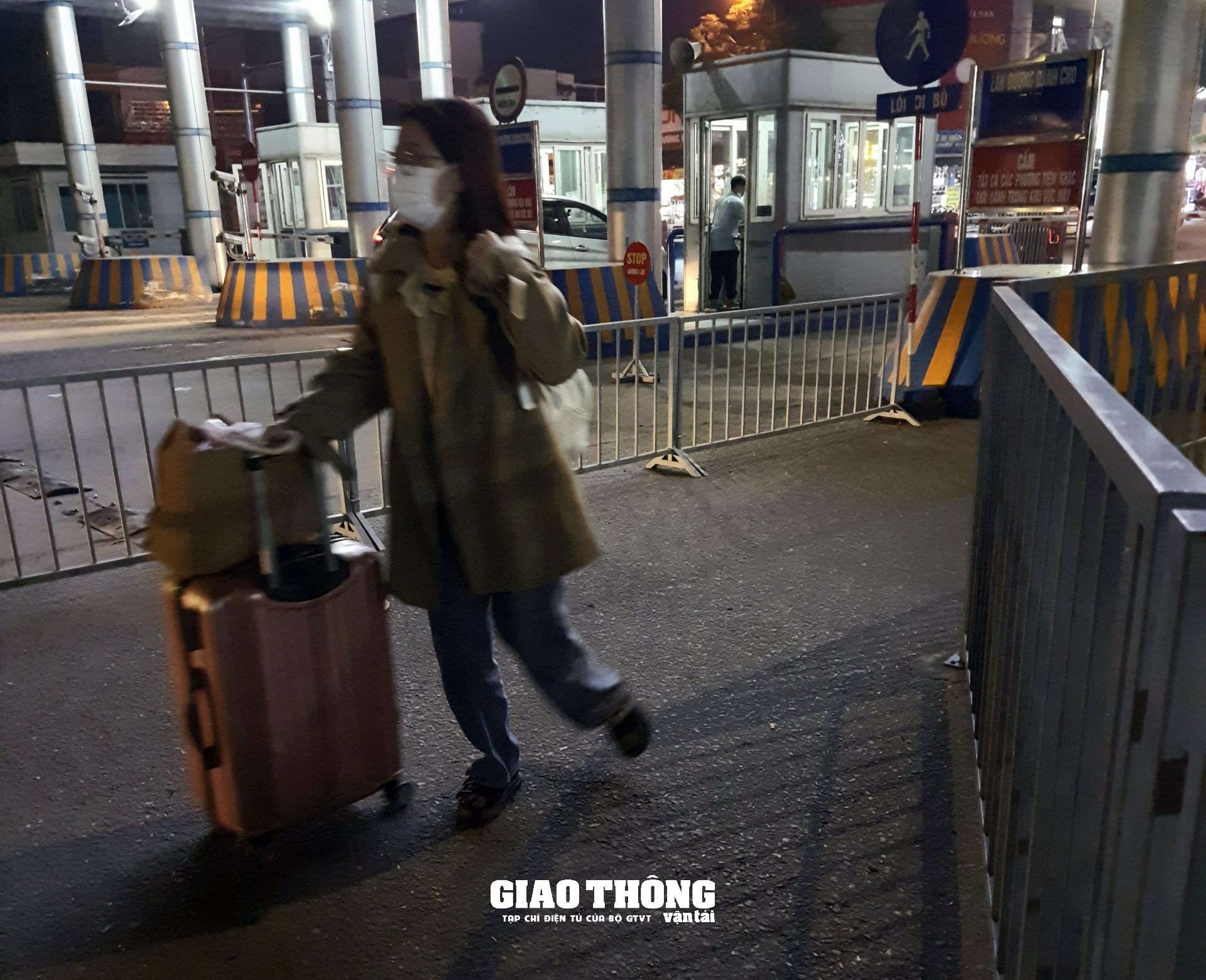 Chùm ảnh: Bến xe, sân bay Đà Nẵng nhộn nhịp khách những ngày cuối năm - Ảnh 6.