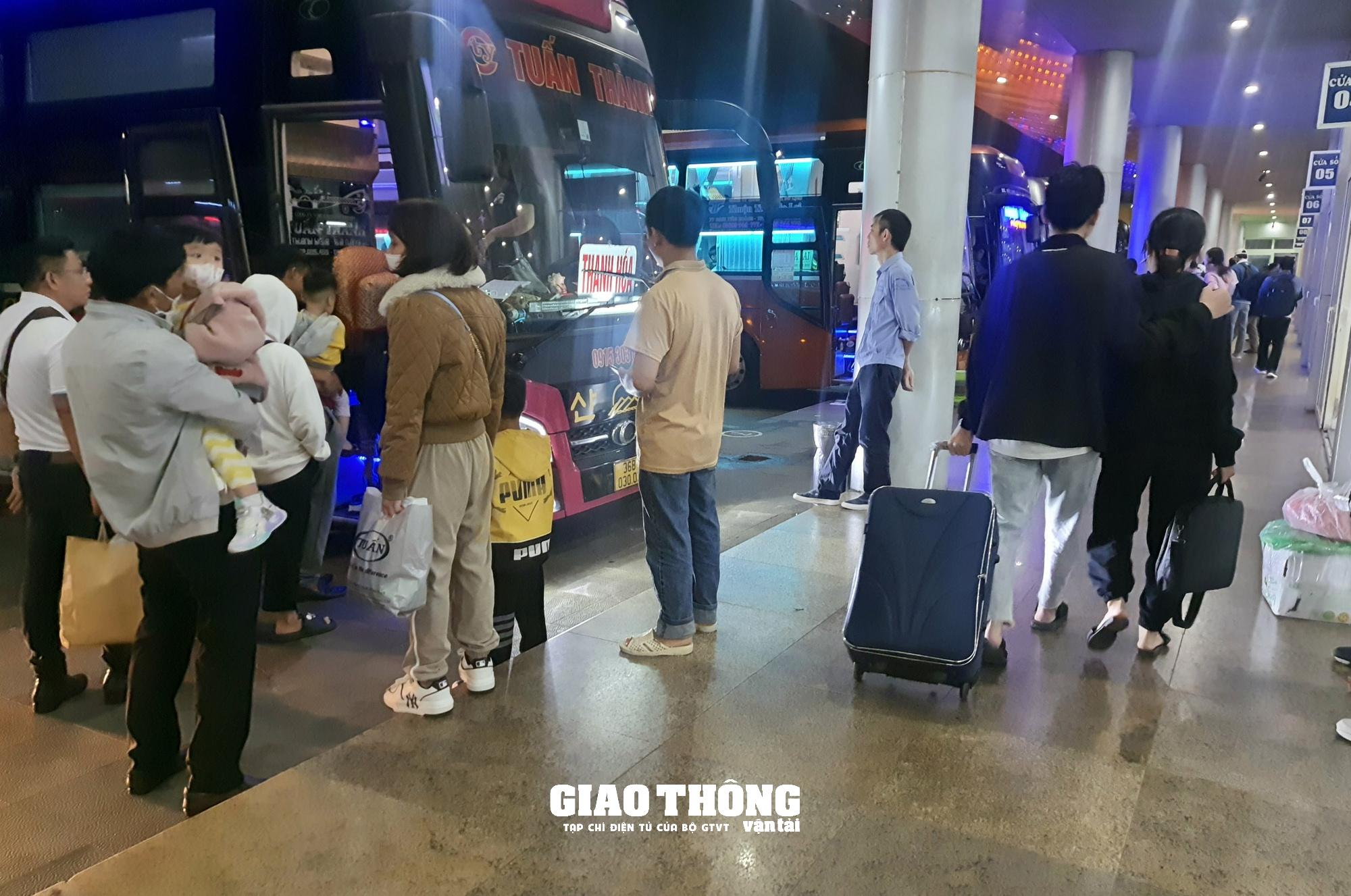 Chùm ảnh: Bến xe, sân bay Đà Nẵng nhộn nhịp khách những ngày cuối năm - Ảnh 9.