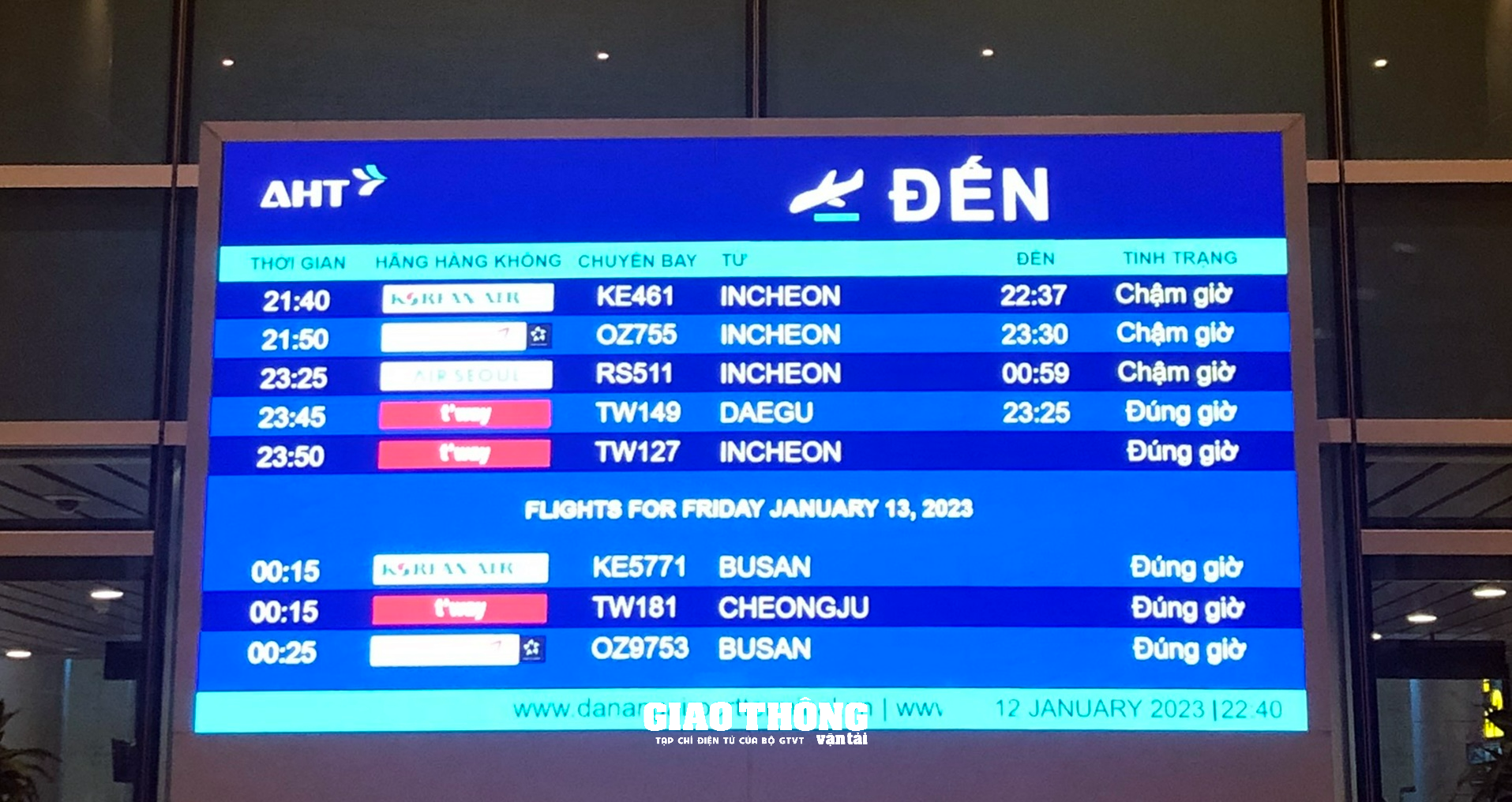 Chùm ảnh: Bến xe, sân bay Đà Nẵng nhộn nhịp khách những ngày cuối năm - Ảnh 12.