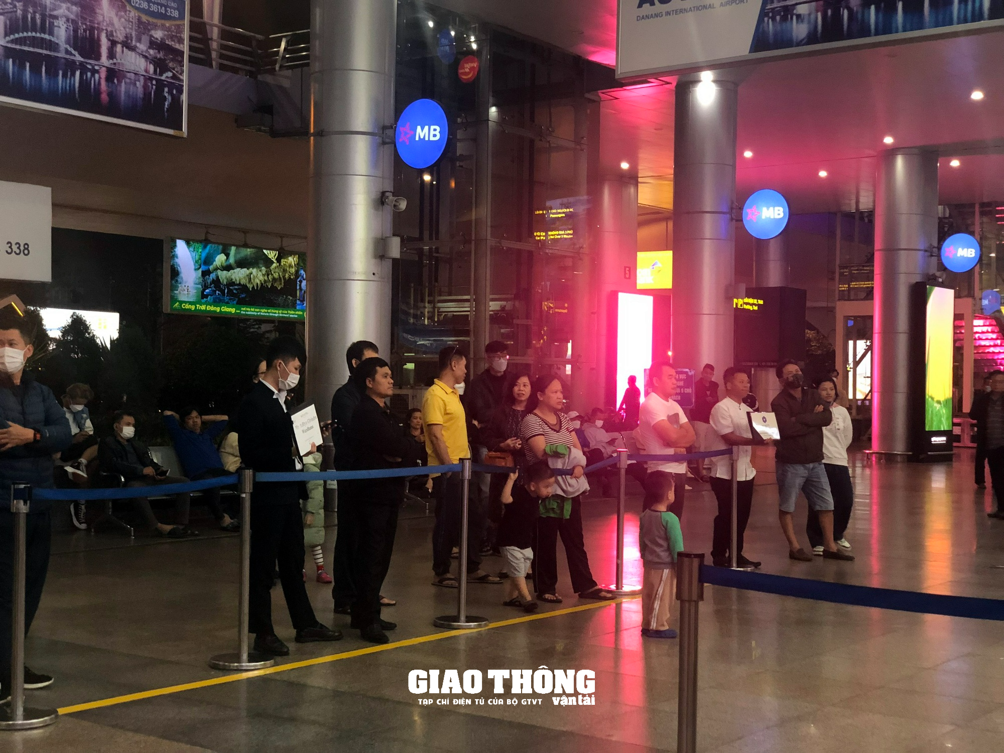 Chùm ảnh: Bến xe, sân bay Đà Nẵng nhộn nhịp khách những ngày cuối năm - Ảnh 13.