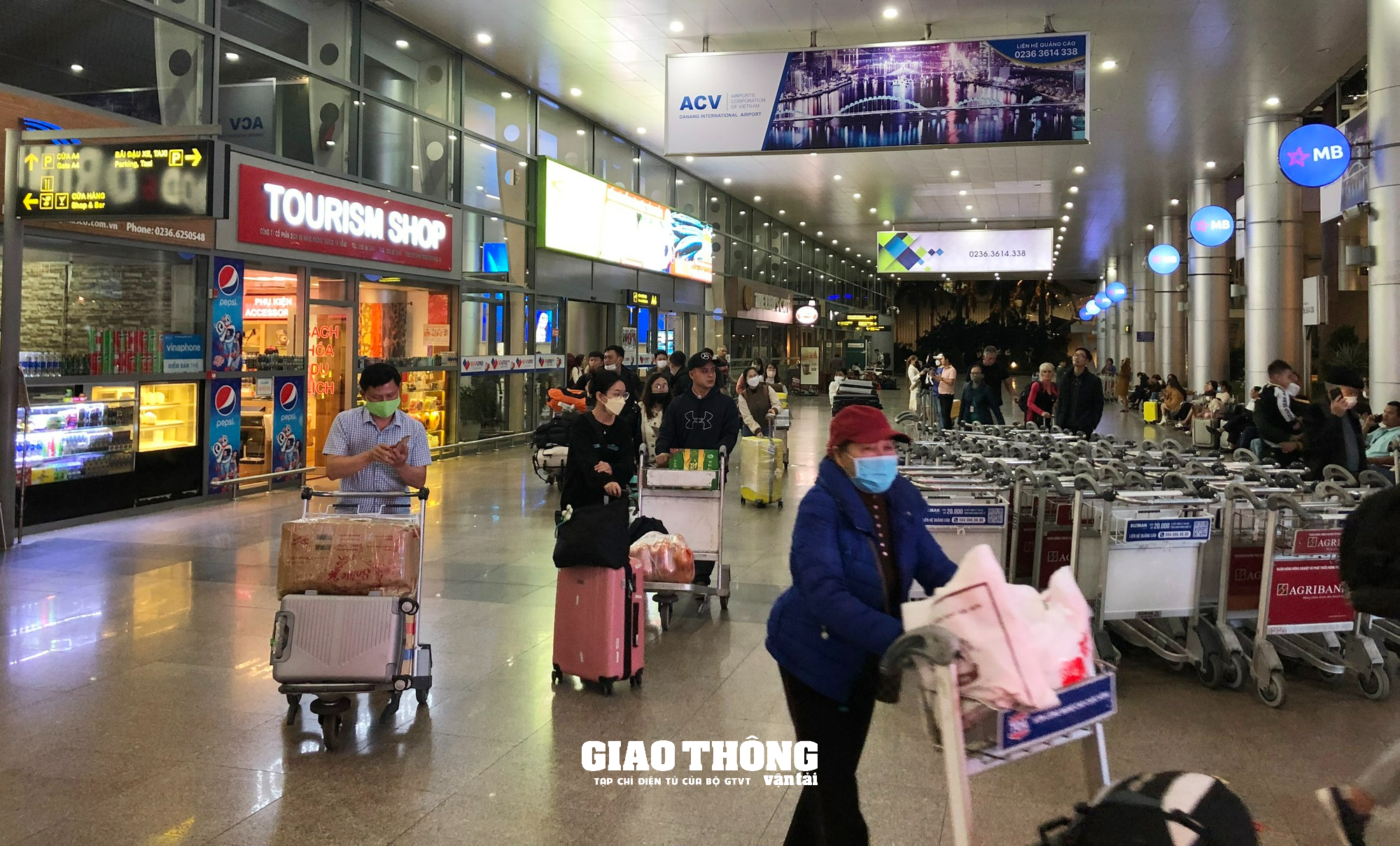 Chùm ảnh: Bến xe, sân bay Đà Nẵng nhộn nhịp khách những ngày cuối năm - Ảnh 14.