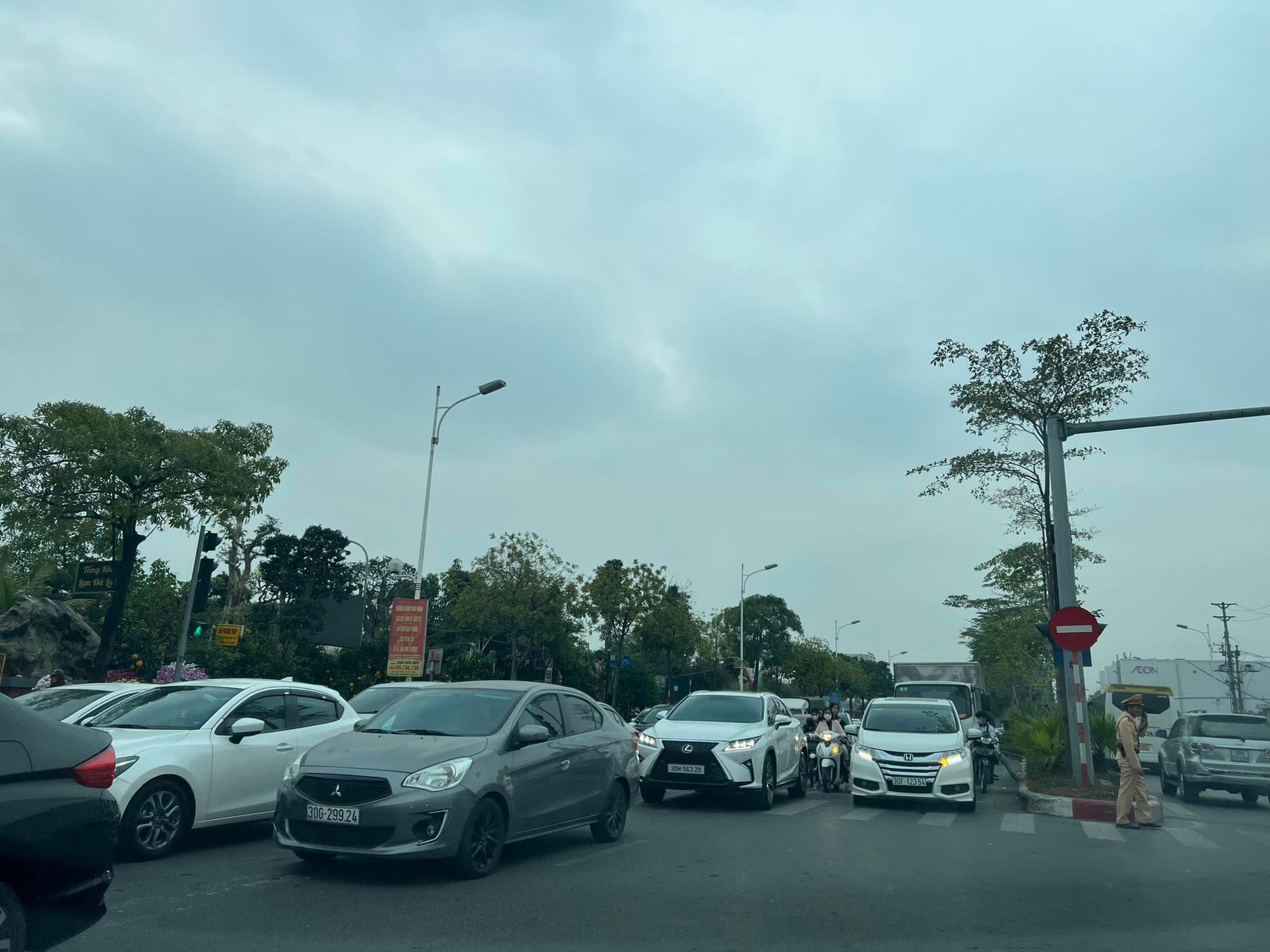 CSGT phối hợp tuần tra giải quyết ùn tắc giao thông đón nhân dân sau nghỉ lễ
 - Ảnh 2.