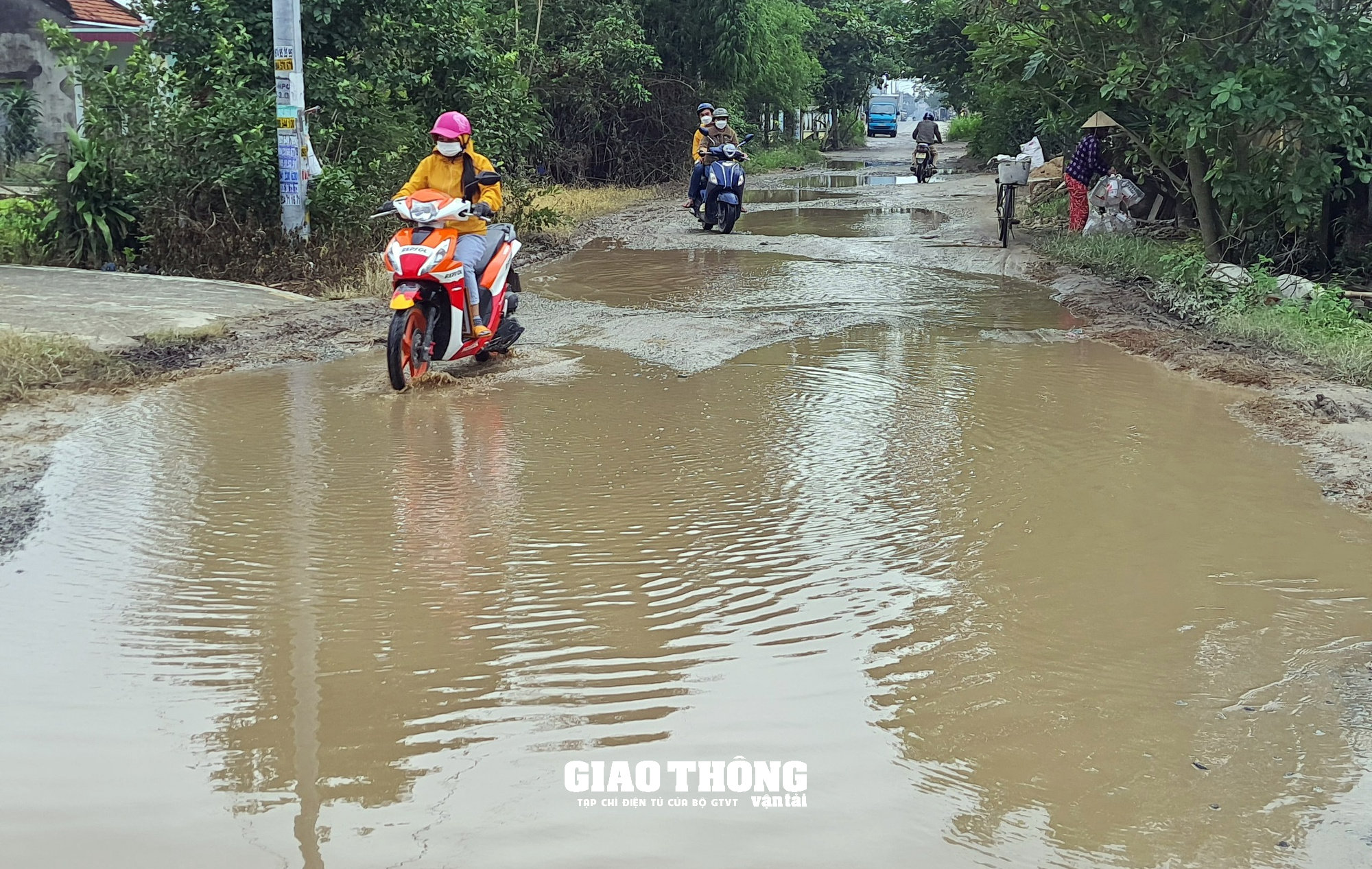 Quảng Nam: Người dân khốn khổ đi tuyến đường "như ruộng cày" - Ảnh 1.