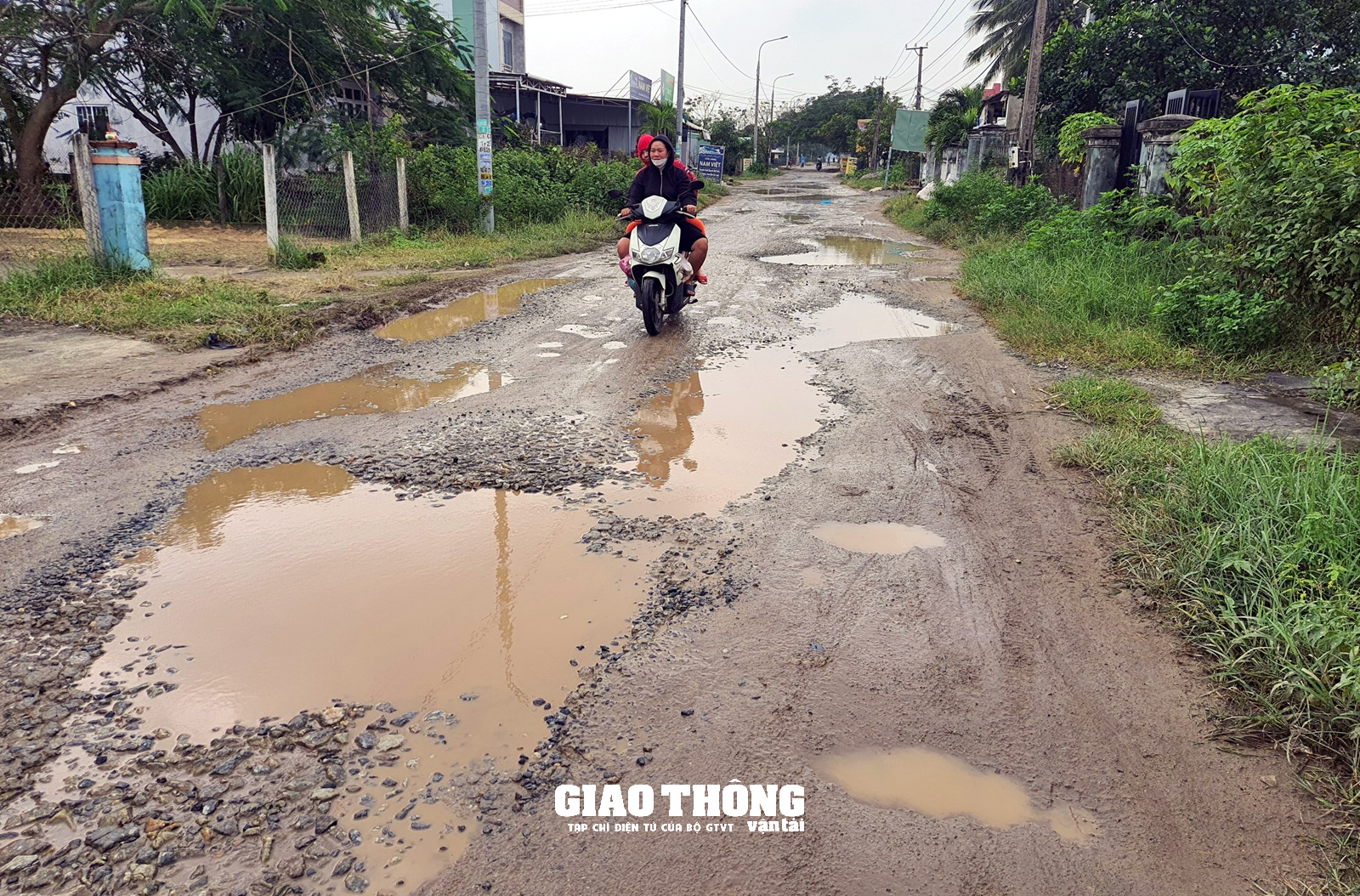 Quảng Nam: Người dân khốn khổ đi tuyến đường "như ruộng cày" - Ảnh 3.