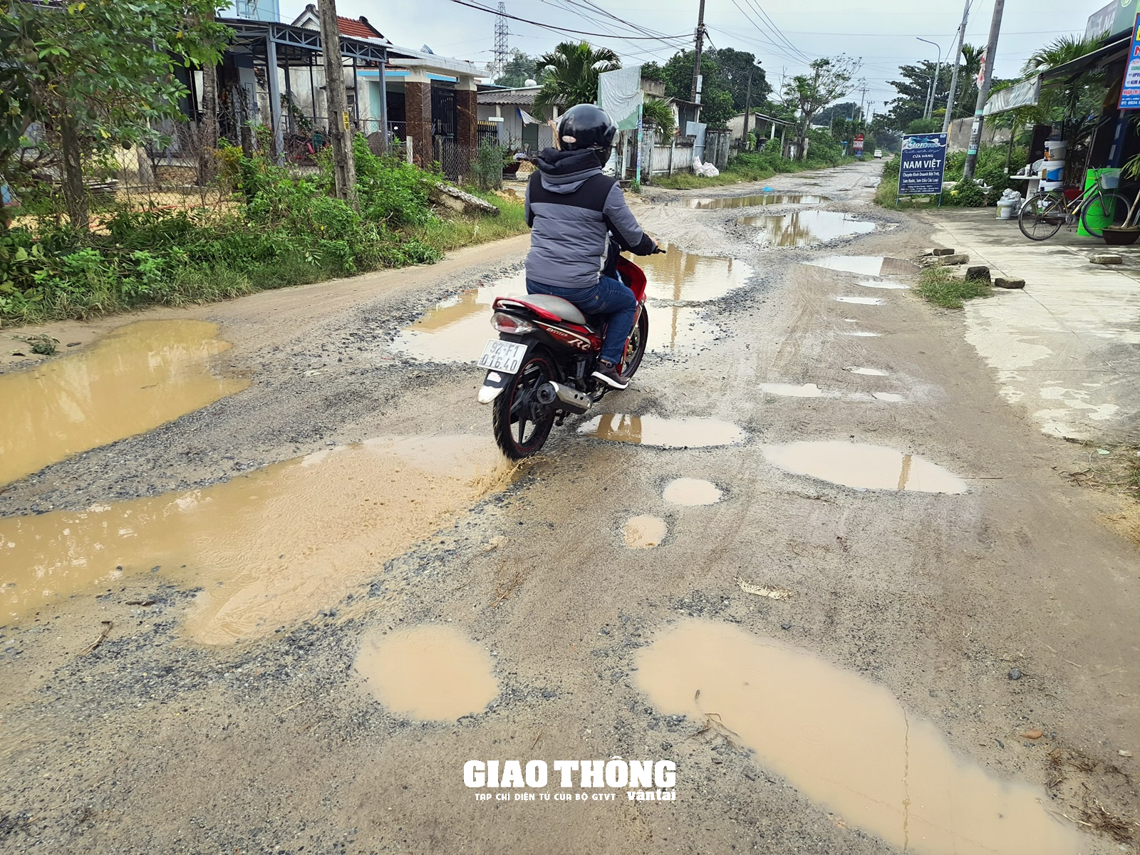 Quảng Nam: Người dân khốn khổ đi tuyến đường "như ruộng cày" - Ảnh 5.