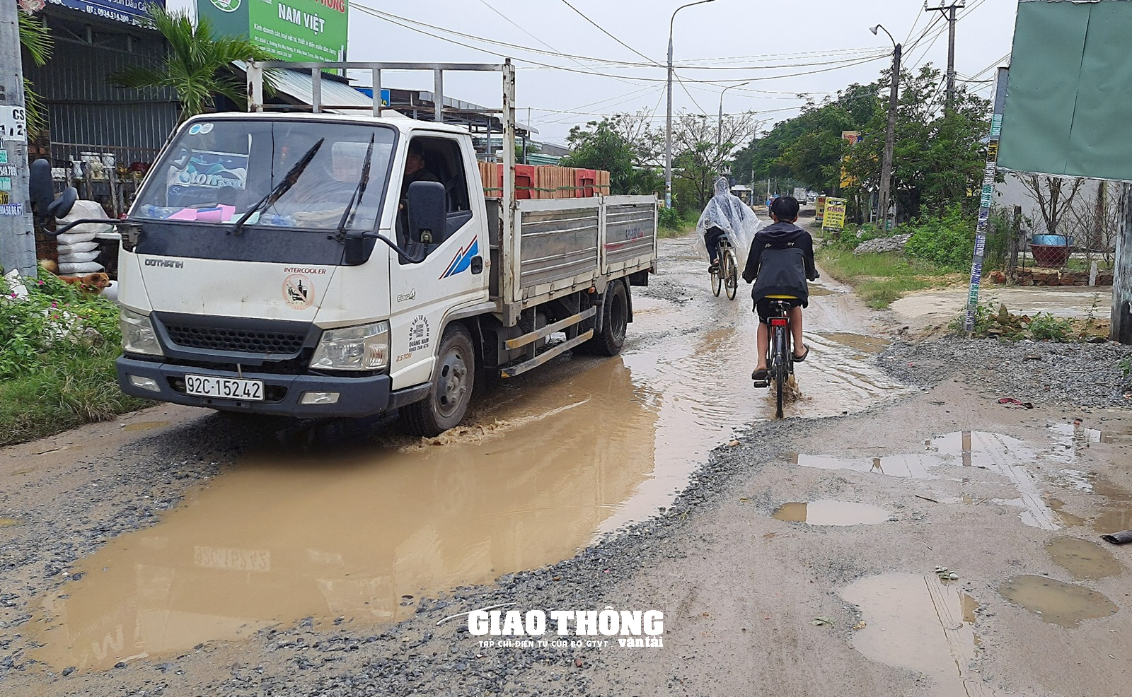 Quảng Nam: Người dân khốn khổ đi tuyến đường "như ruộng cày" - Ảnh 9.