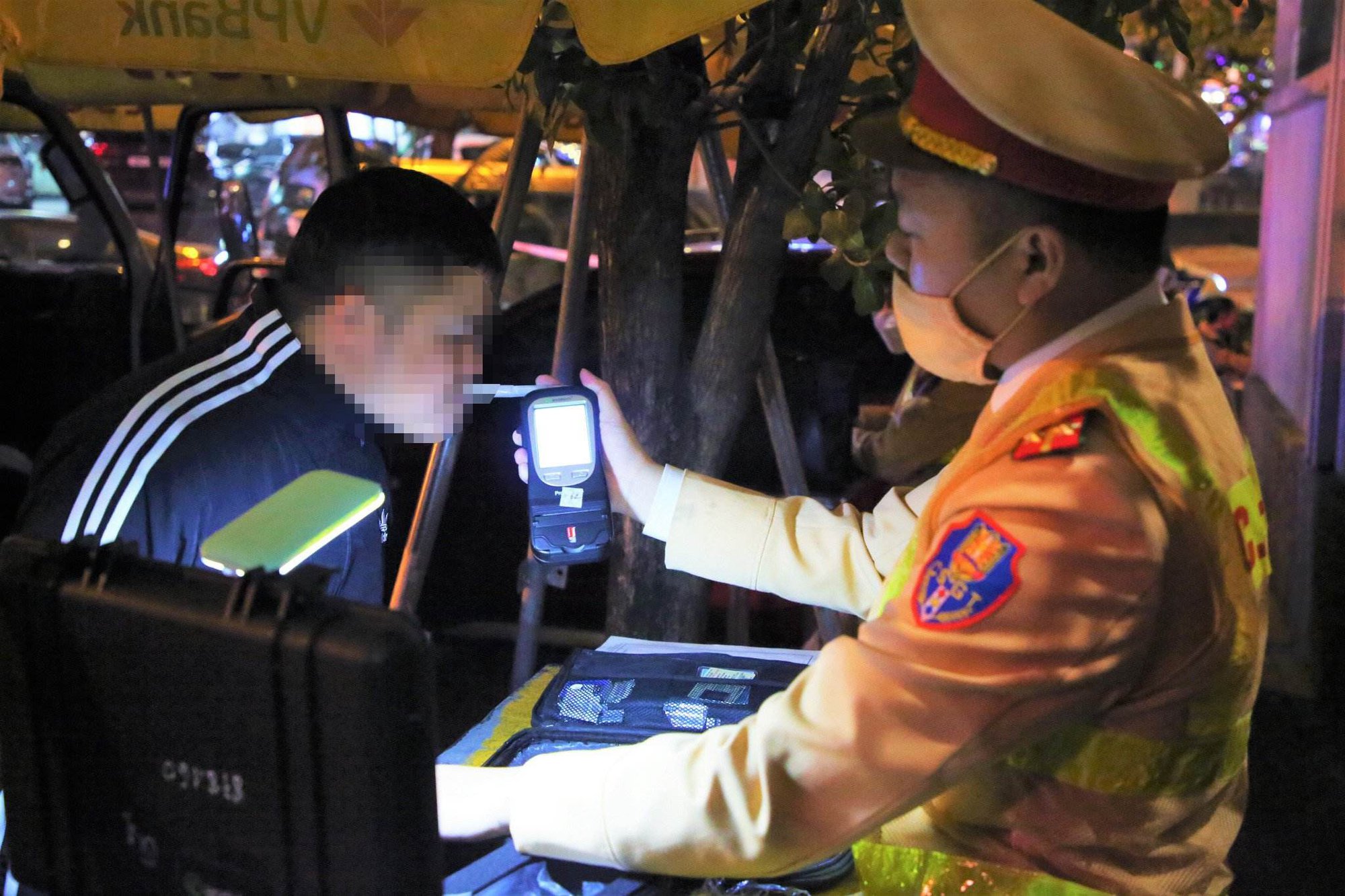 Hà Nội:CSGT đồng loạt ra quân xử lý "ma men" đảm bảo trật tự ATGT dịp Tết - Ảnh 2. Hà Nội:CSGT đồng loạt ra quân xử lý "ma men" đảm bảo trật tự ATGT dịp Tết - Ảnh 2.