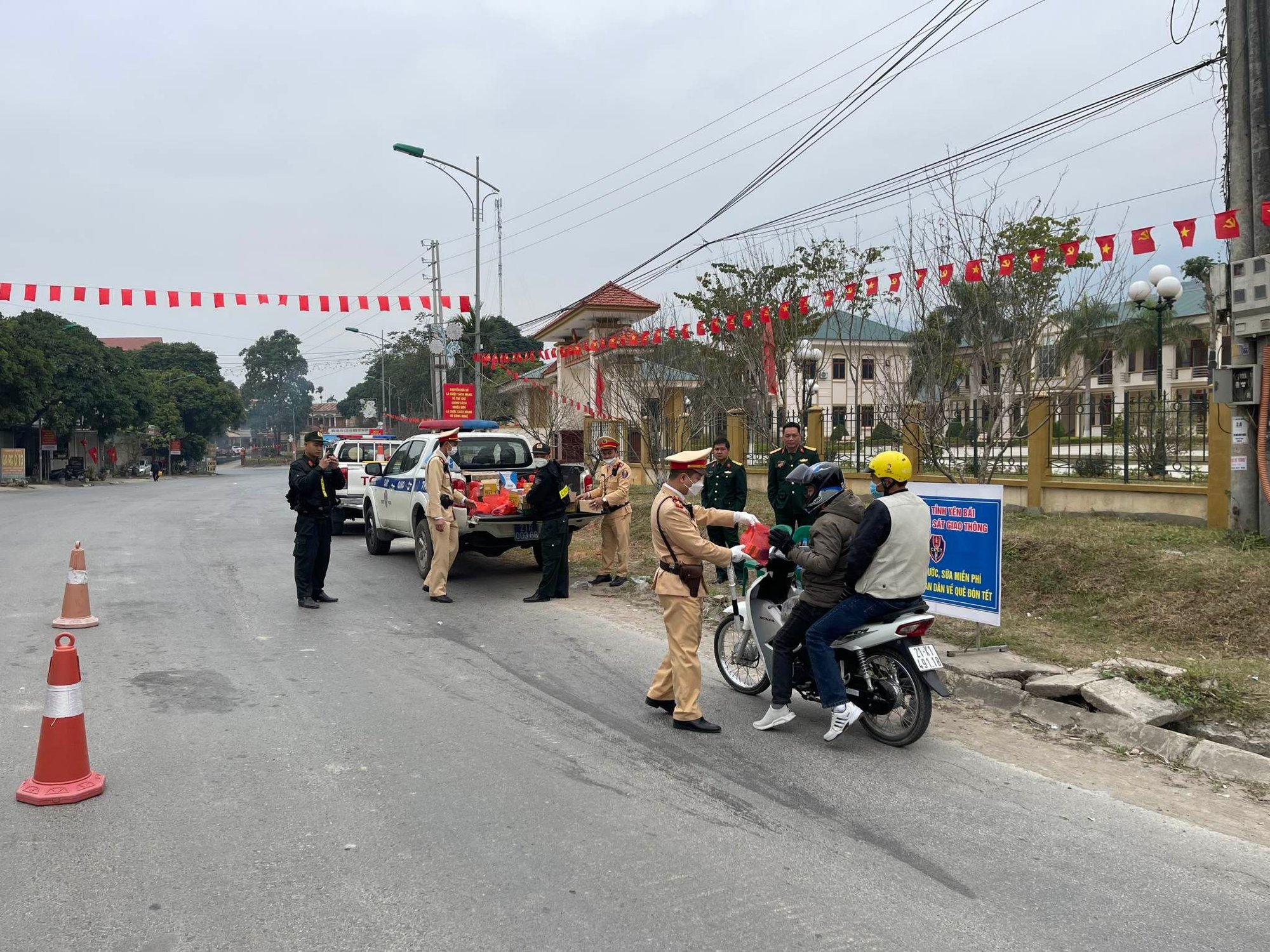 Không xảy ra ùn tắc giao thông, giao thông đảm bảo thông suốt an toàn ngày 30 Tết - Ảnh 1. Không xảy ra ùn tắc giao thông, giao thông đảm bảo thông suốt an toàn ngày 30 Tết - Ảnh 1.