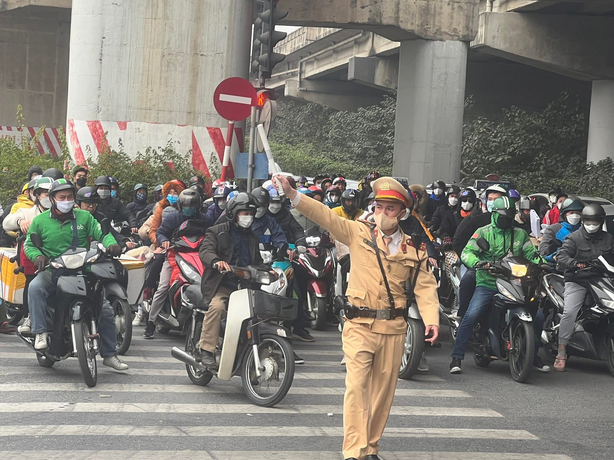 CSGT ứng trực các của ngõ đón nhân dân chở lại Hà Nội sau nghỉ Tết - Ảnh 1.