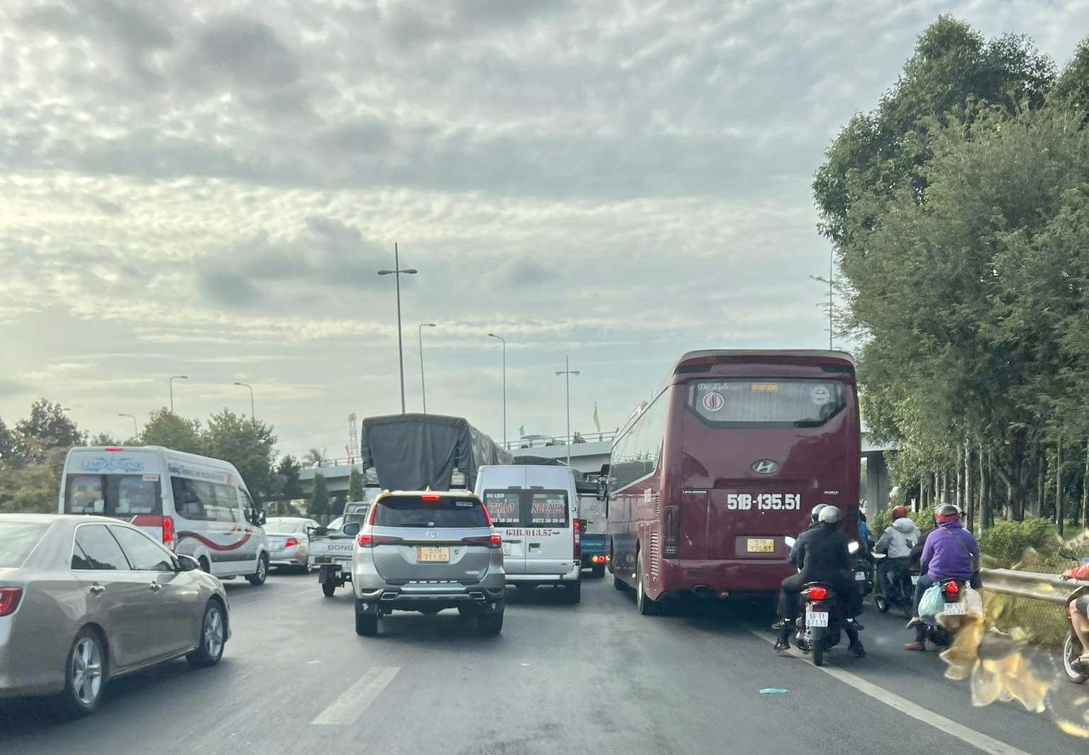 Cao tốc TP.HCM - Trung Lương ùn tắc nhiều giờ  - Ảnh 3.