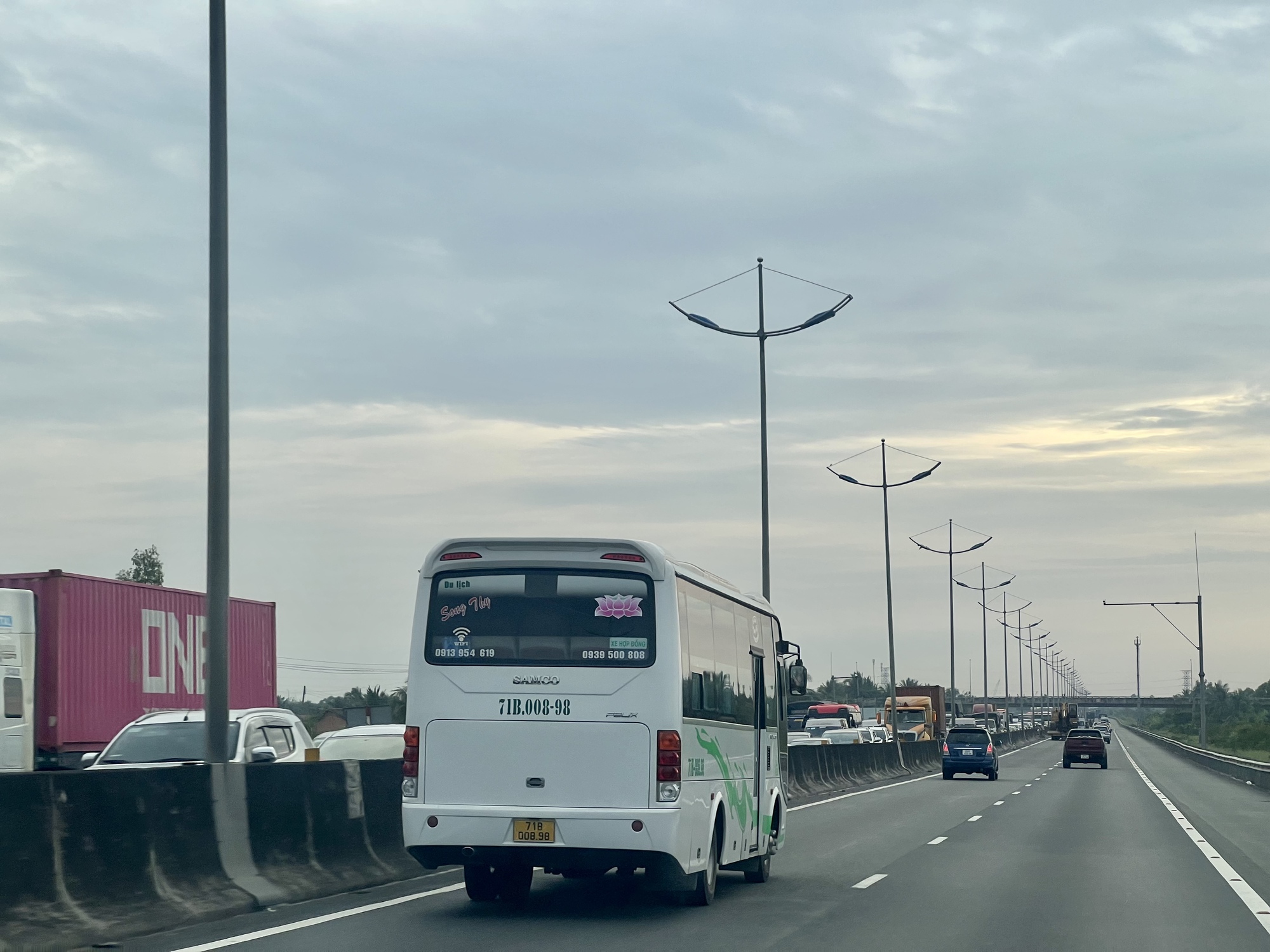 Cao tốc TP.HCM - Trung Lương ùn tắc nhiều giờ  - Ảnh 1.