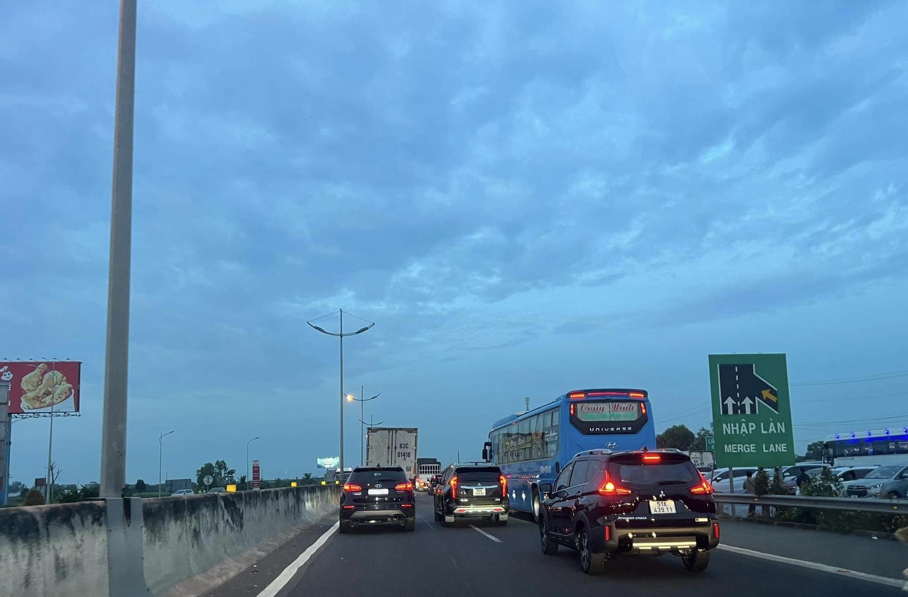 Cao tốc TP.HCM - Trung Lương ùn tắc nhiều giờ  - Ảnh 2.