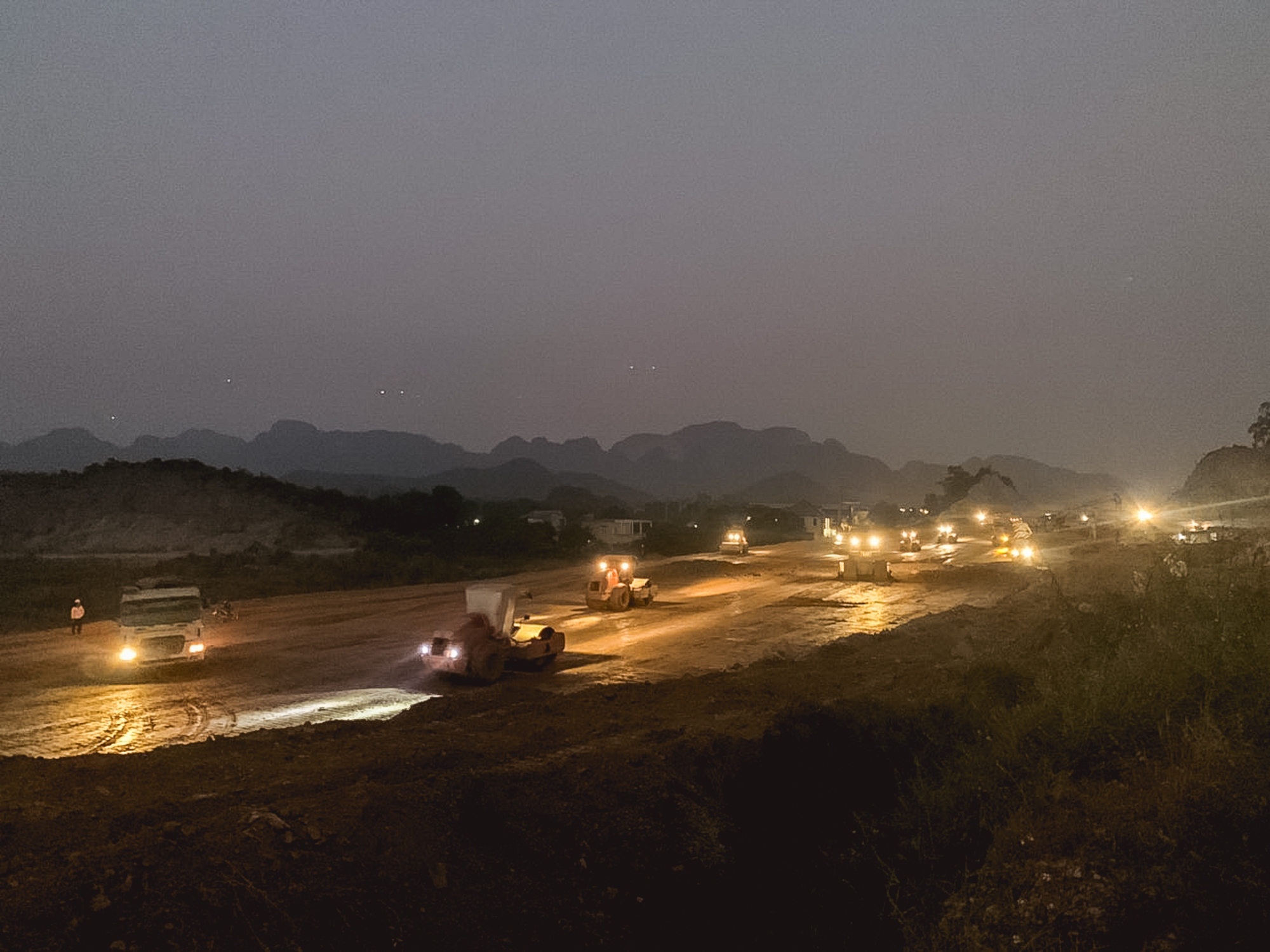 Công trường cao tốc Bắc - Nam thi công không nghỉ Tết - Ảnh 1.