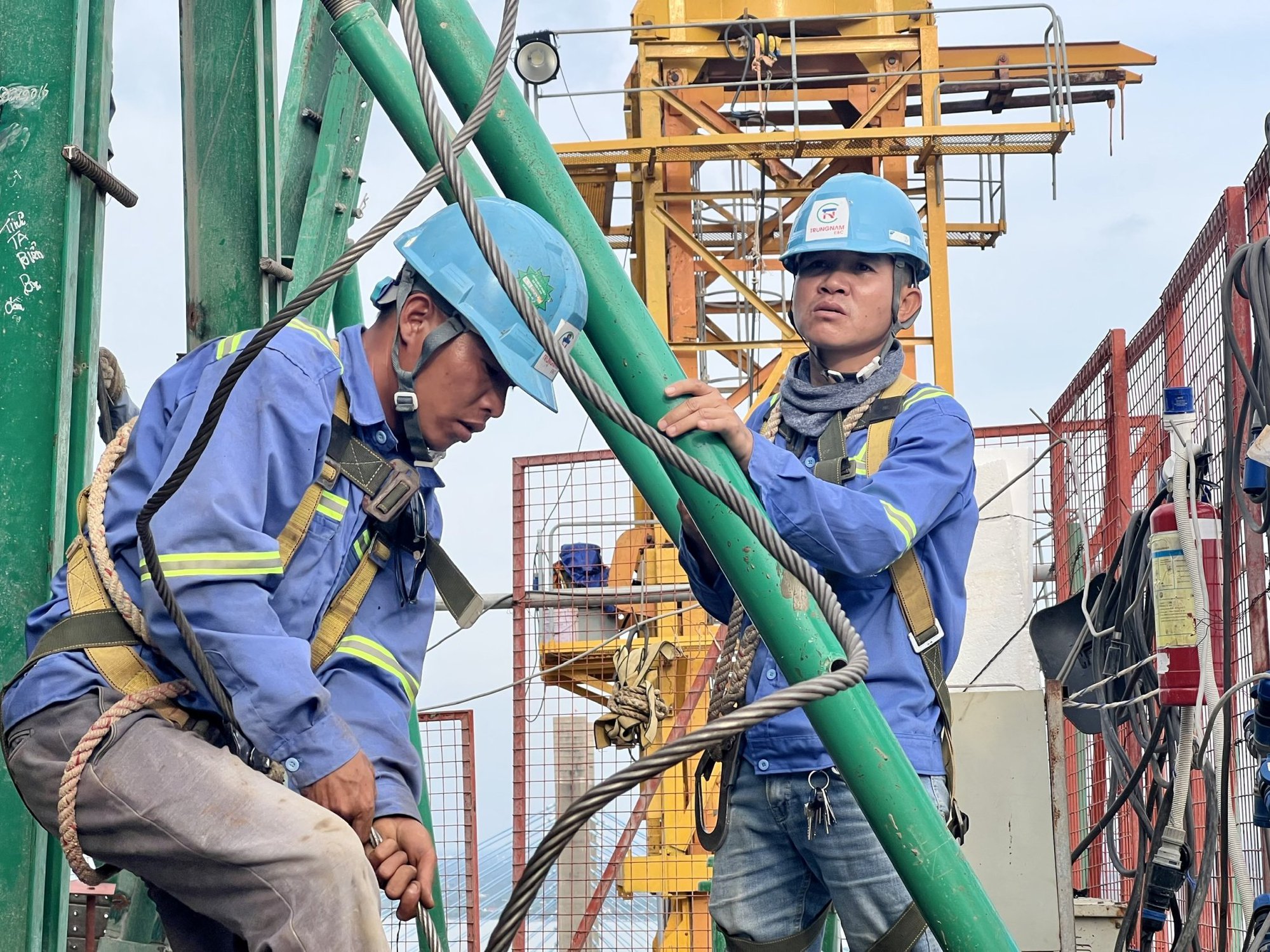 Vượt khó thi công, quyết tâm về đích đúng hẹn - Ảnh 1.