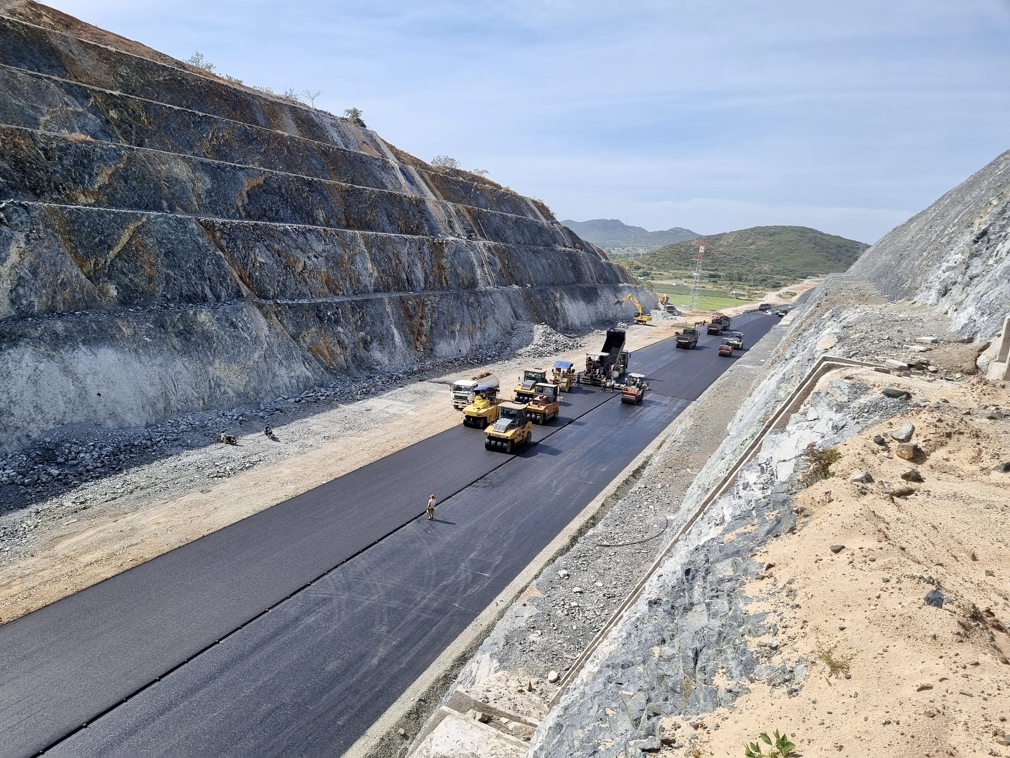 Cao tốc Vĩnh Hảo - Phan Thiết thi công xuyên Tết - Ảnh 1. Cao tốc Vĩnh Hảo - Phan Thiết thi công xuyên Tết - Ảnh 1.