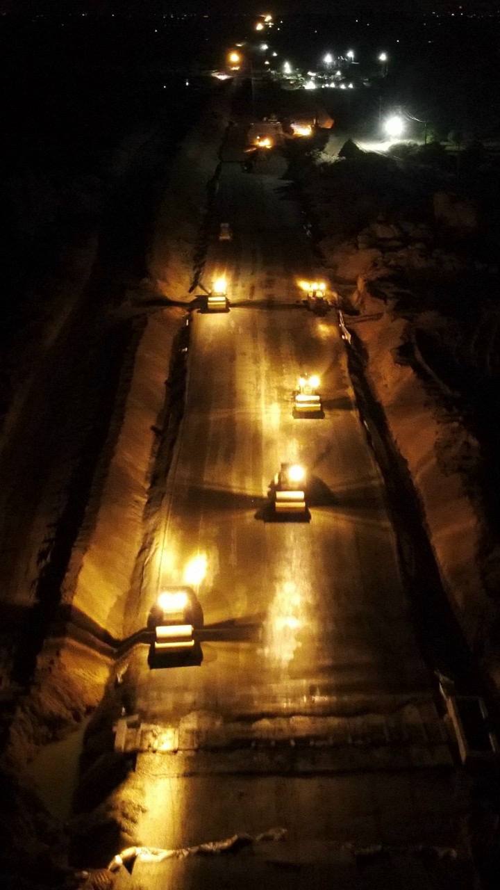 Cao tốc Vĩnh Hảo - Phan Thiết thi công xuyên Tết - Ảnh 2. Cao tốc Vĩnh Hảo - Phan Thiết thi công xuyên Tết - Ảnh 2.