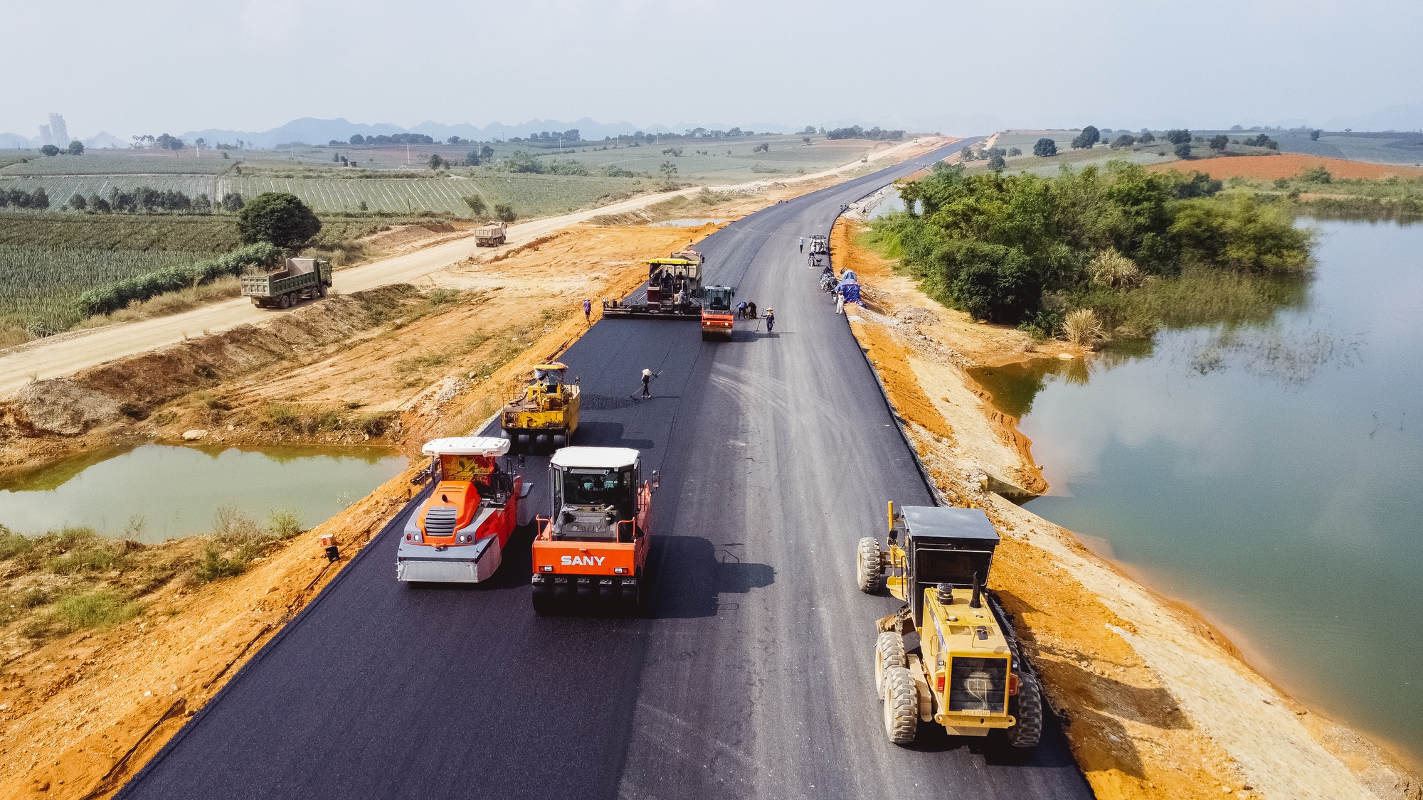 Công trường cao tốc Bắc - Nam thi công không nghỉ Tết - Ảnh 2.