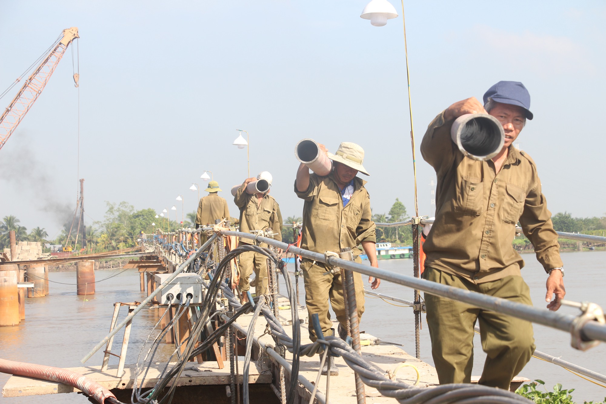 Nhà thầu Công ty Cổ phần Xây lắp 368, gói XL04 thi công cọc khoan nhồi dưới sông tại dự án cầu Rạch Miễu 2