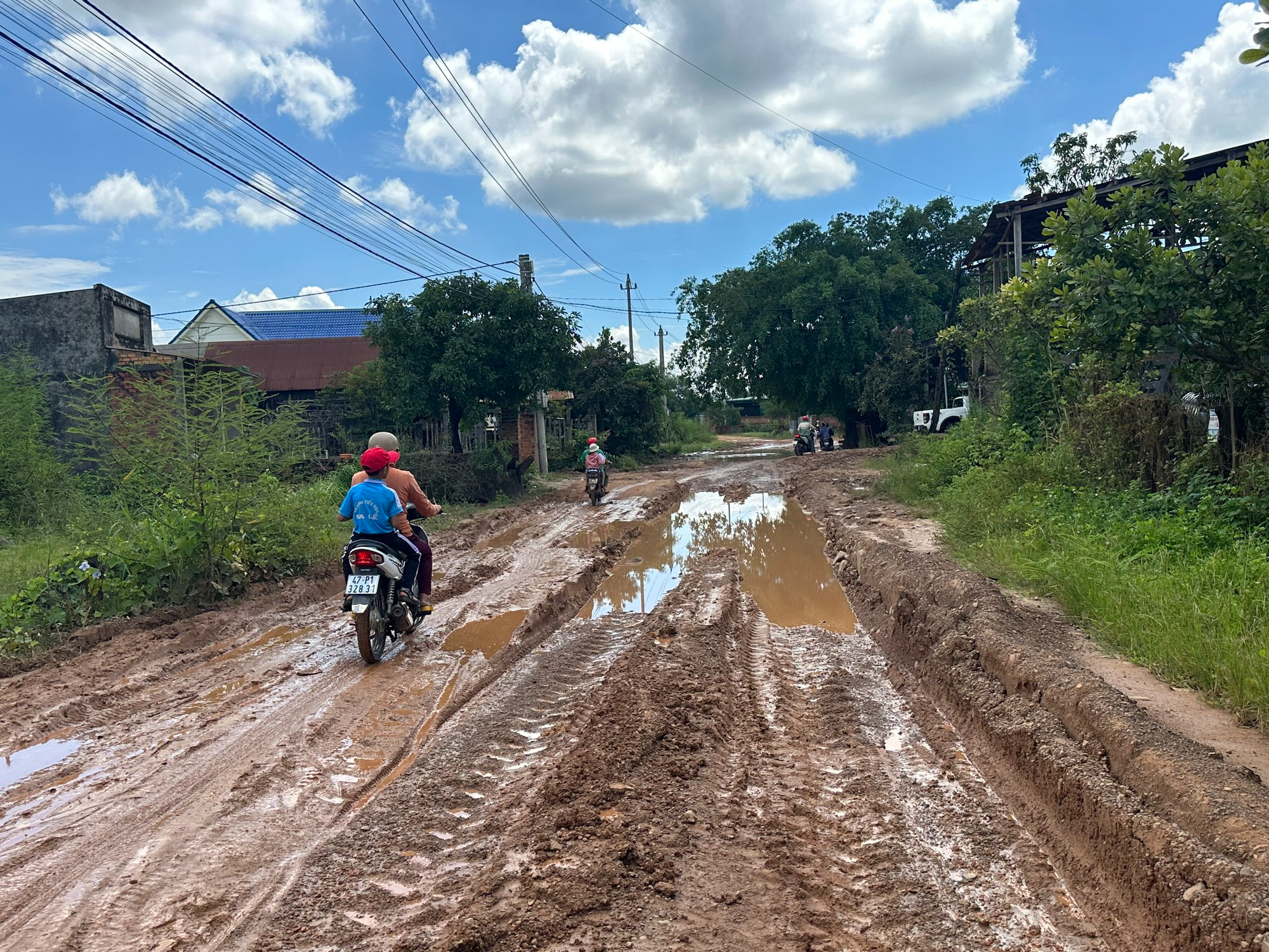 Đường liên xã ở Đắk Lắk xuống cấp trầm trọng: Làm khổ người dân - Ảnh 1.