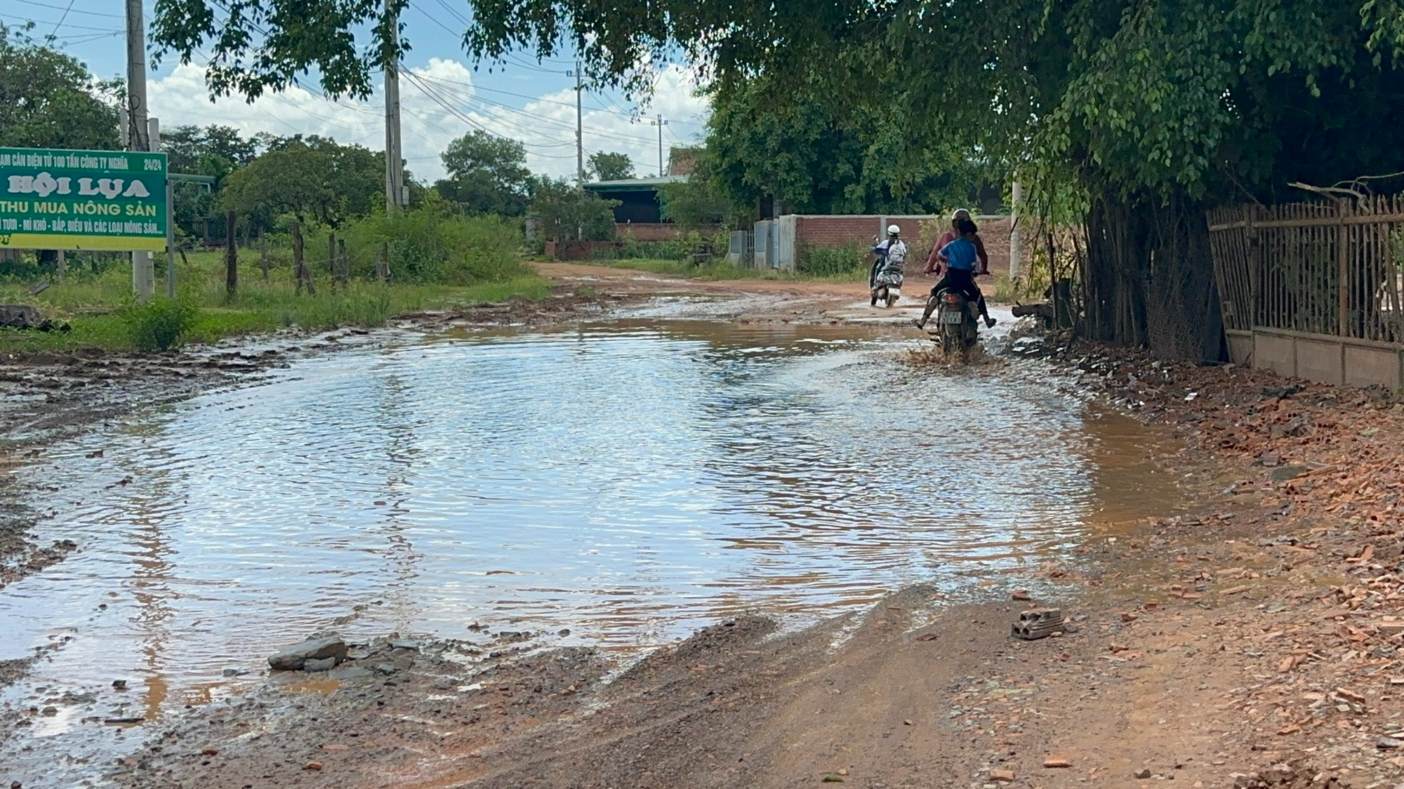 Đường liên xã ở Đắk Lắk xuống cấp trầm trọng: Làm khổ người dân - Ảnh 2.