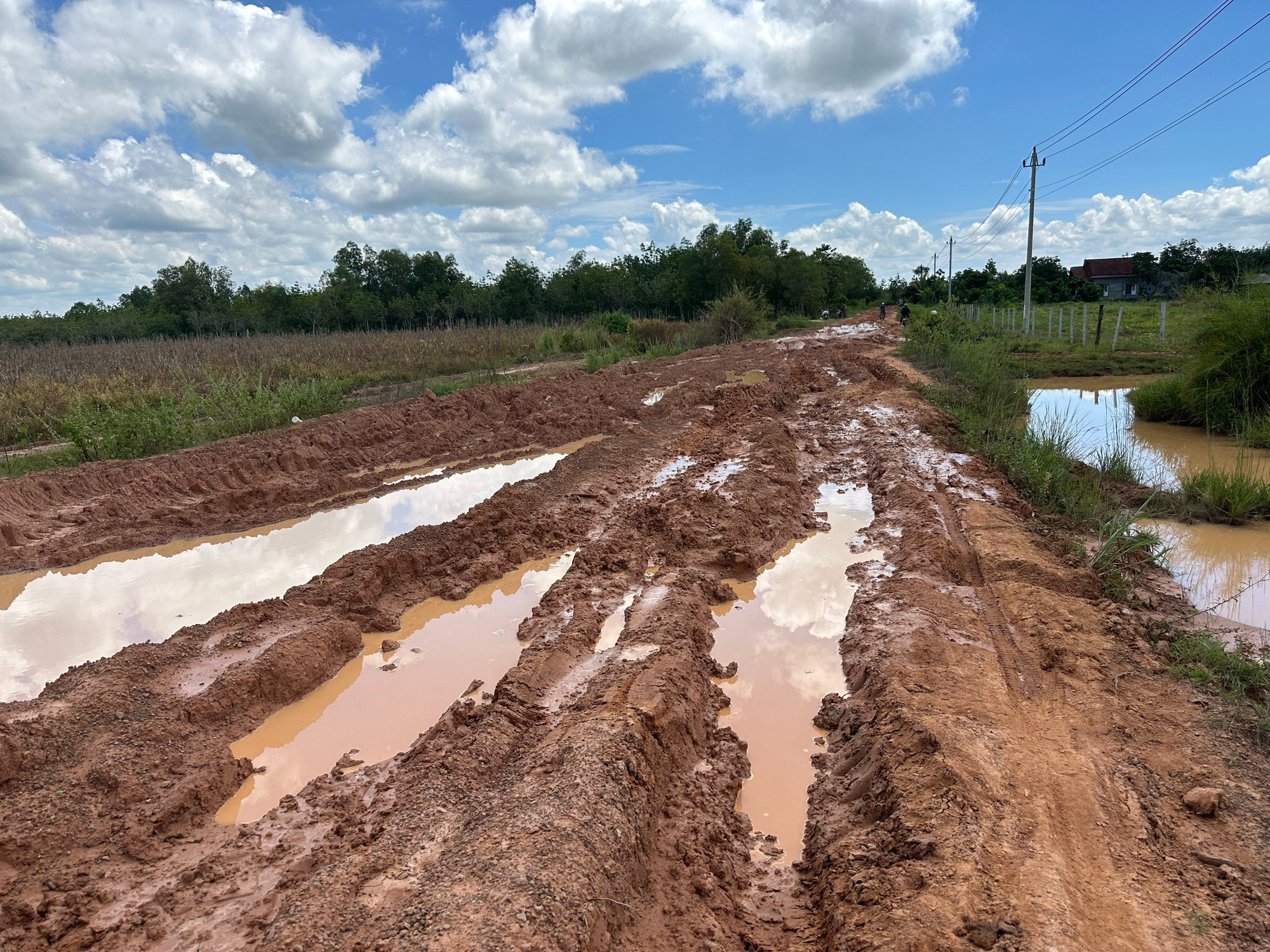 Đường liên xã ở Đắk Lắk xuống cấp trầm trọng: Làm khổ người dân - Ảnh 14.