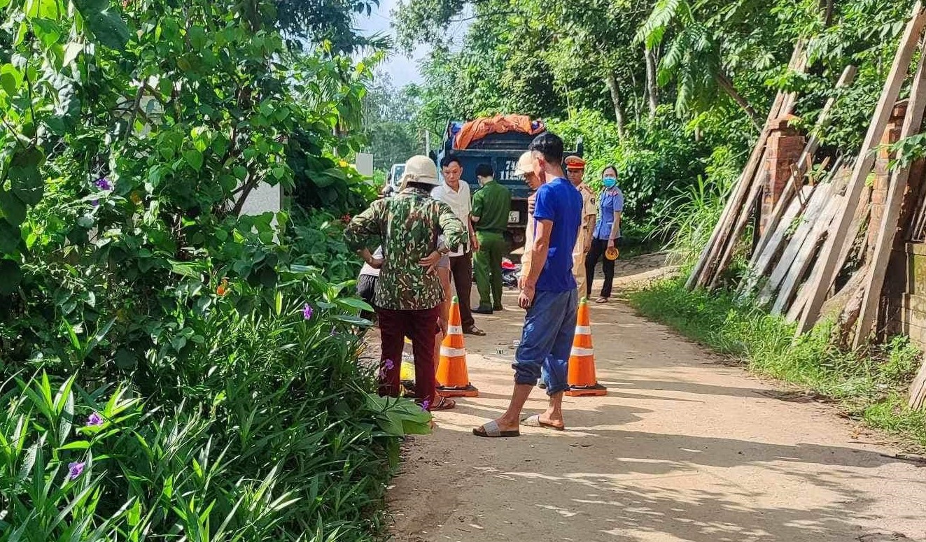Quảng Trị: Va chạm với xe tải trên đường đến trường, chị tử vong, em bị thương - Ảnh 1.