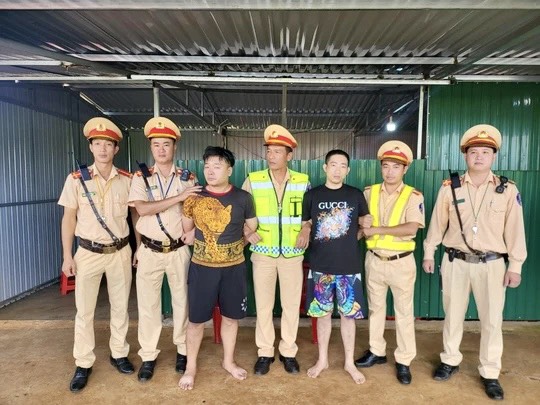 CSGT Đắk Lắk đón lõng, bắt giữ 2 đối tượng giết người ở Hải Phòng lẩn trốn trên xe khách - Ảnh 1. CSGT Đắk Lắk đón lõng, bắt giữ 2 đối tượng giết người ở Hải Phòng lẩn trốn trên xe khách - Ảnh 1.