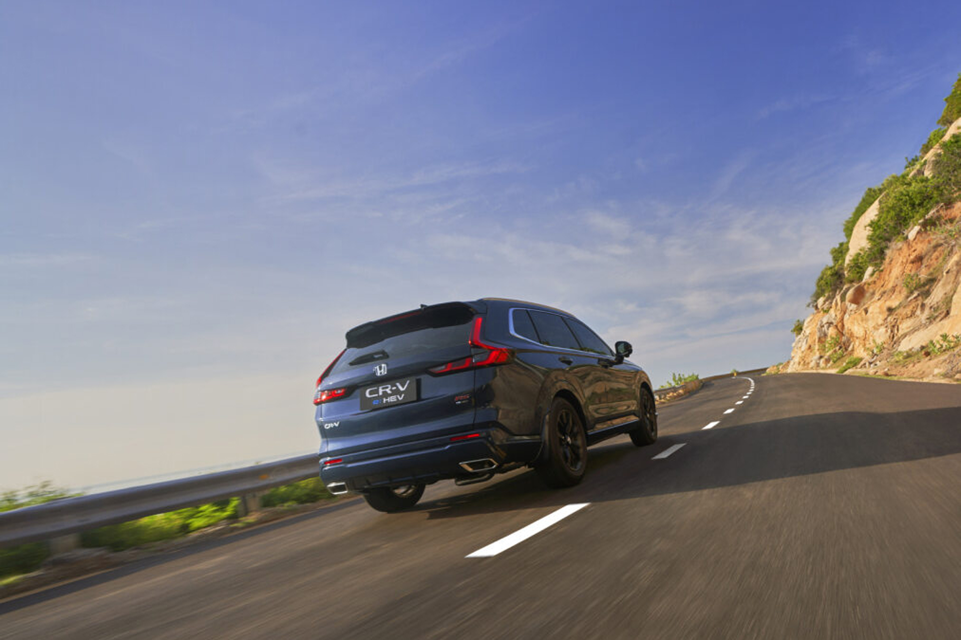 Lần đầu tiên tại thị trường Việt Nam, mẫu xe Honda CR-V có phiên bản trang bị hệ dẫn động 4 bánh toàn thời gian (AWD) áp dụng trên phiên bản L.