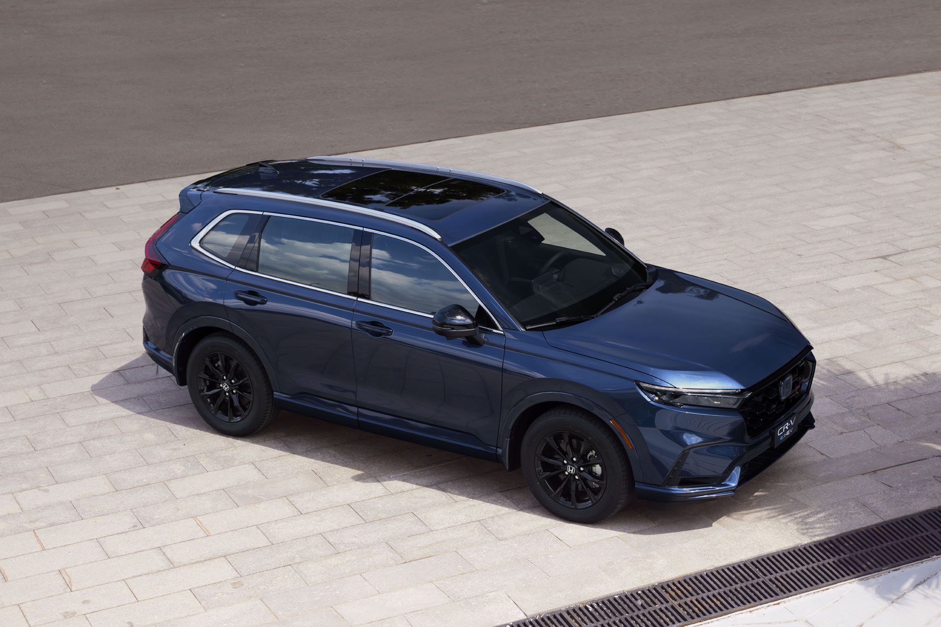 Phiên bản hybrid trang bị cửa sổ trời toàn cảnh.