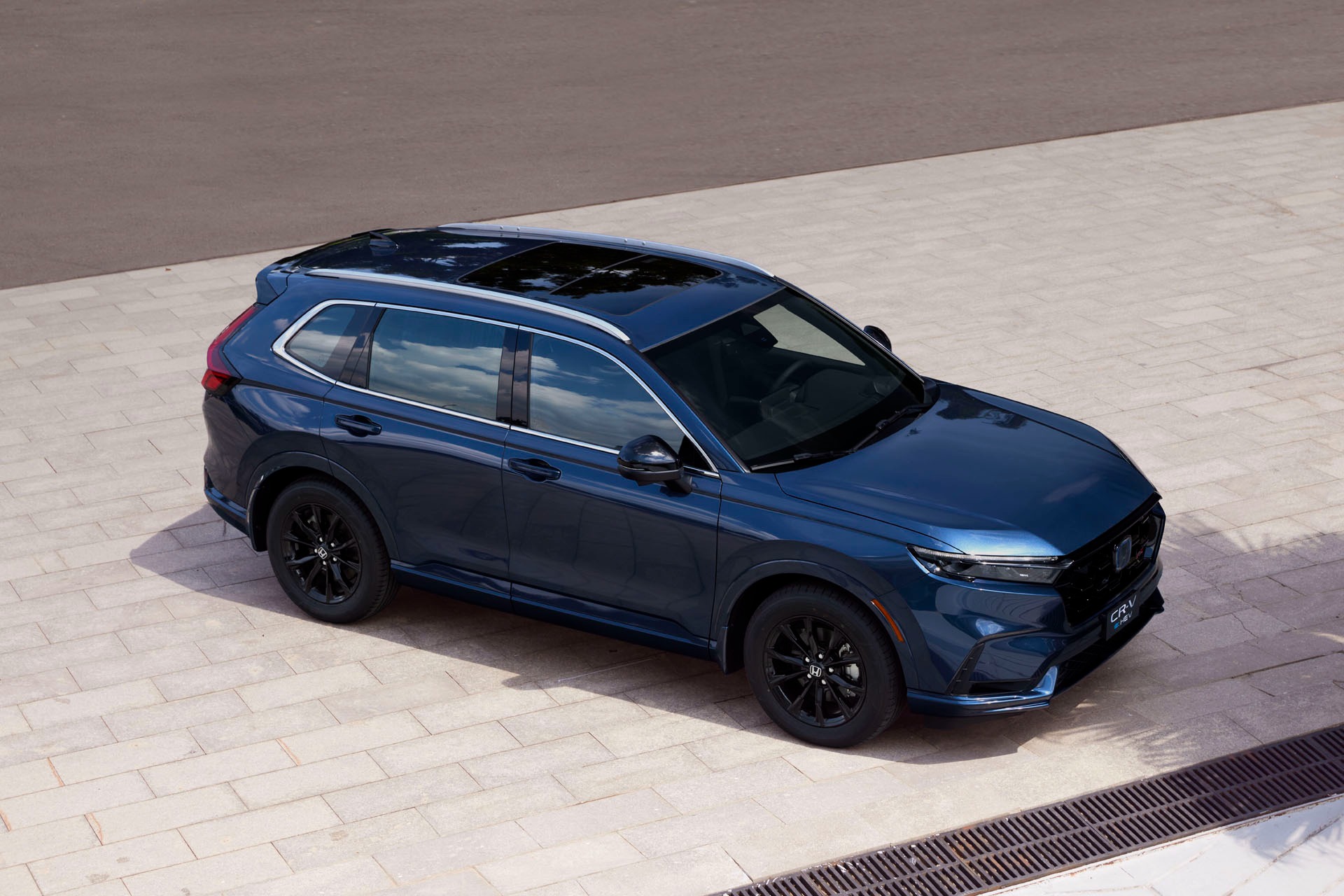 Phiên bản Honda CR-V e:HEV đang được nhiều đại lý bán theo kiểu "bia kẹp lạc". Thế giới xe tuần qua: Khách Việt đổi "khẩu vị" tiêu dùng ô tô, Honda CR-V 2024 bán "bia kẹp lạc"