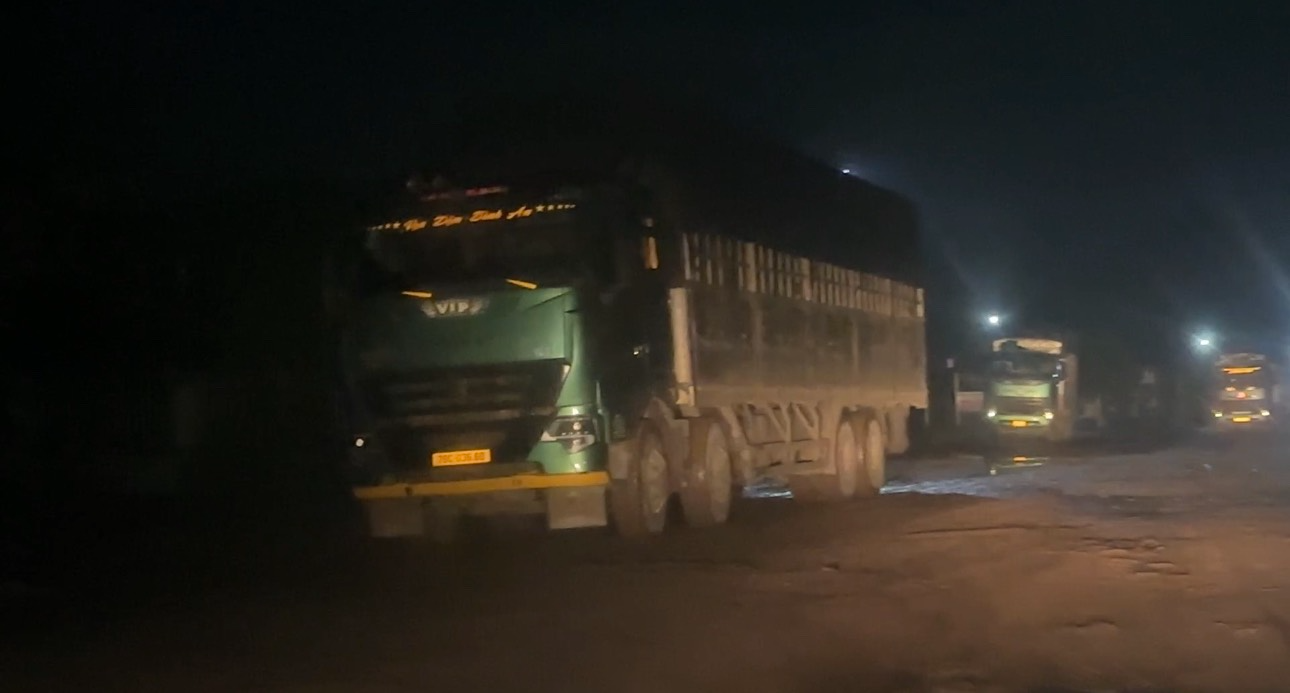 Dàn xe chở mì quá tải, quá khổ vô tư cày nát đường liên huyện có tải trọng 13 tấn ở Đắk Lắk - Ảnh 11.