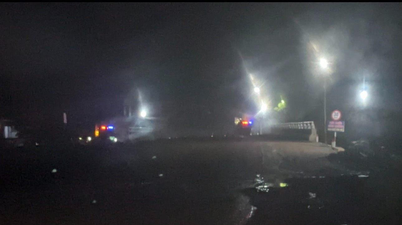 Dàn xe chở mì quá tải, quá khổ vô tư cày nát đường liên huyện có tải trọng 13 tấn ở Đắk Lắk - Ảnh 13.