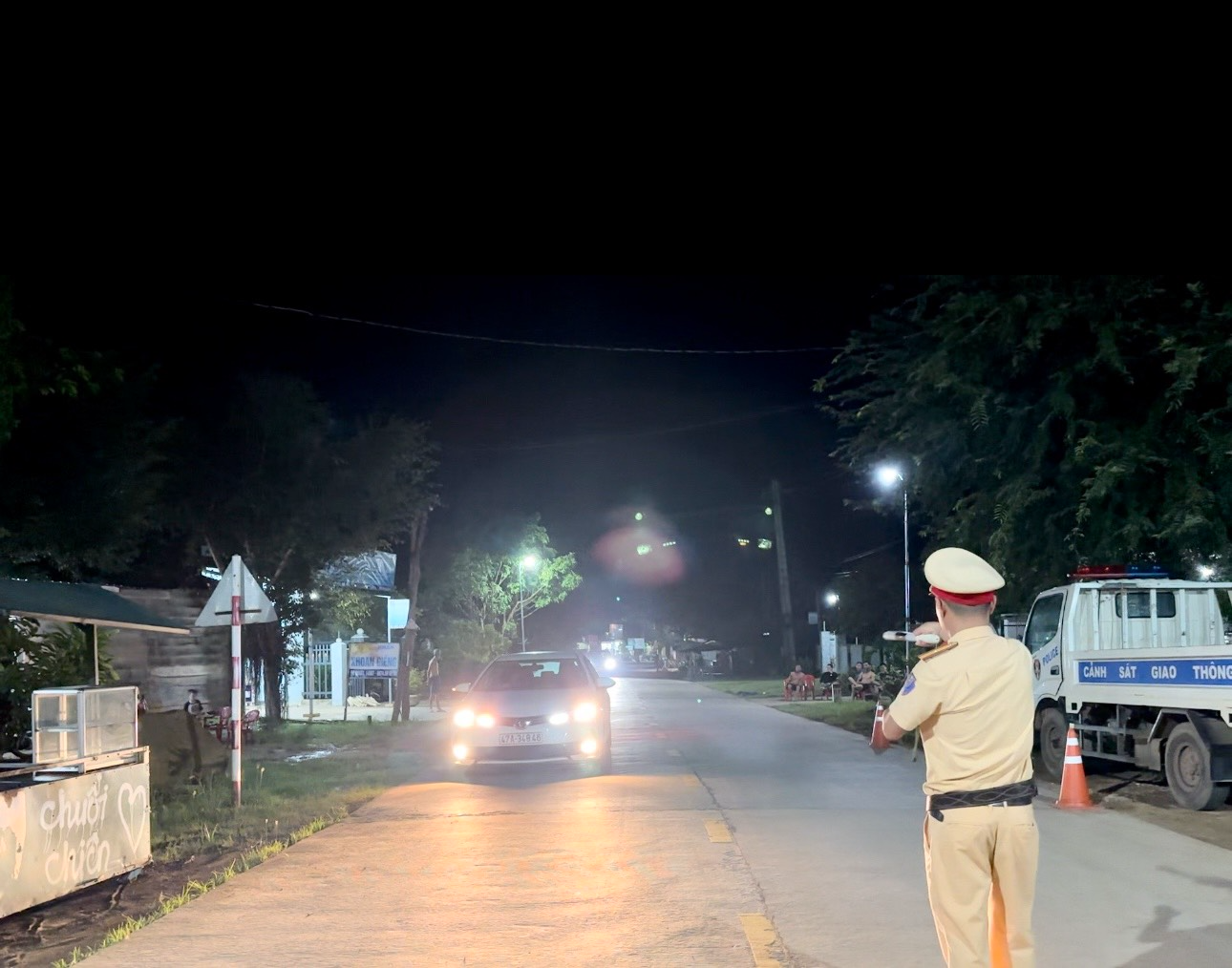 CSGT Đắk Lắk xuyên đêm xử lý "ma men" trên Tỉnh lộ 1: Người vi phạm bất hợp tác, bỏ xe - Ảnh 1. CSGT Đắk Lắk xuyên đêm xử lý "ma men" trên Tỉnh lộ 1: Người vi phạm bất hợp tác, bỏ xe - Ảnh 1.