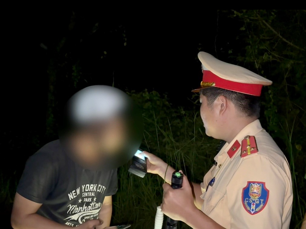 CSGT Đắk Lắk xuyên đêm xử lý "ma men" trên Tỉnh lộ 1: Người vi phạm bất hợp tác, bỏ xe - Ảnh 3. CSGT Đắk Lắk xuyên đêm xử lý "ma men" trên Tỉnh lộ 1: Người vi phạm bất hợp tác, bỏ xe - Ảnh 3.