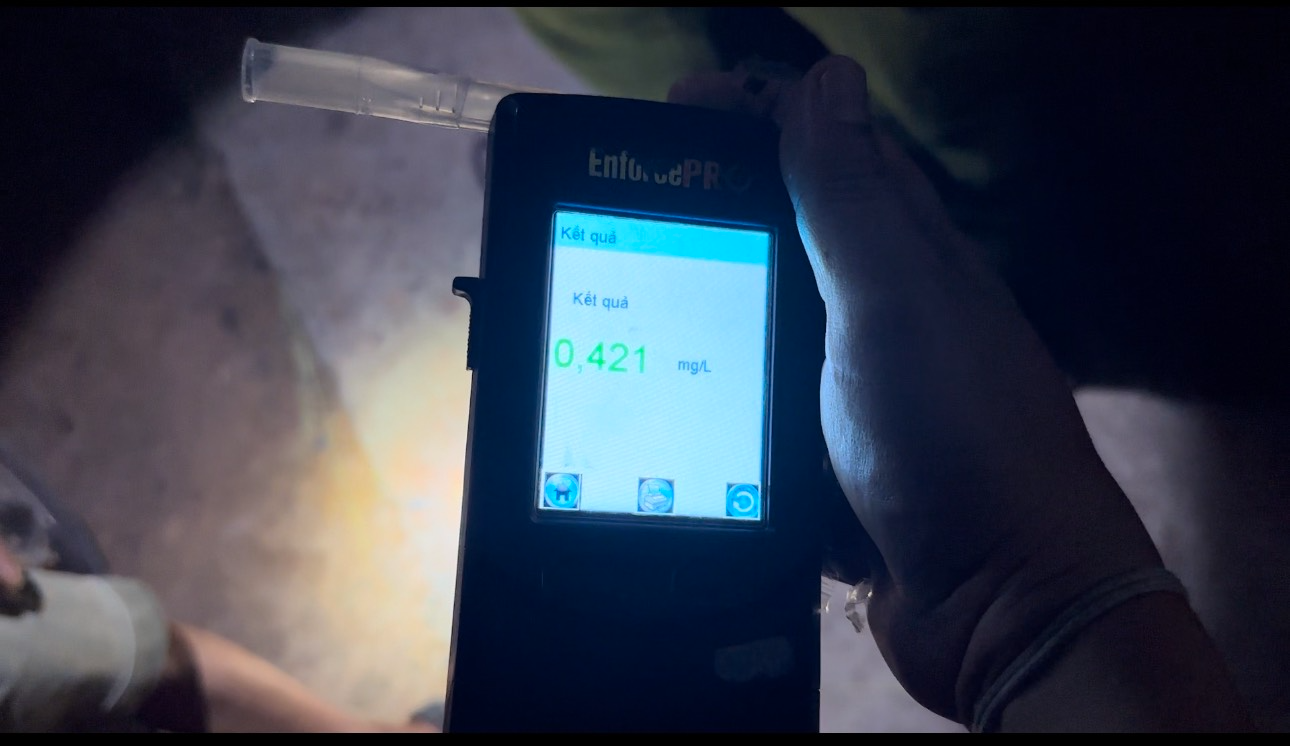 CSGT Đắk Lắk xuyên đêm xử lý "ma men" trên Tỉnh lộ 1: Người vi phạm bất hợp tác, bỏ xe - Ảnh 4. CSGT Đắk Lắk xuyên đêm xử lý "ma men" trên Tỉnh lộ 1: Người vi phạm bất hợp tác, bỏ xe - Ảnh 4.