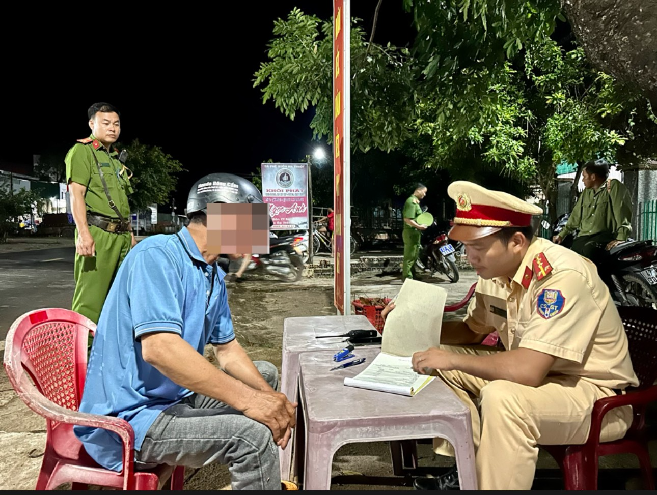 CSGT Đắk Lắk xuyên đêm xử lý "ma men" trên Tỉnh lộ 1: Người vi phạm bất hợp tác, bỏ xe - Ảnh 7. CSGT Đắk Lắk xuyên đêm xử lý "ma men" trên Tỉnh lộ 1: Người vi phạm bất hợp tác, bỏ xe - Ảnh 7.