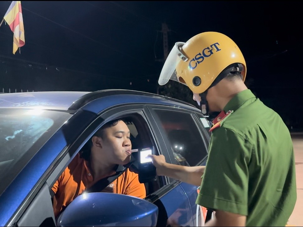 CSGT Đắk Lắk xuyên đêm xử lý "ma men" trên Tỉnh lộ 1: Người vi phạm bất hợp tác, bỏ xe - Ảnh 8. CSGT Đắk Lắk xuyên đêm xử lý "ma men" trên Tỉnh lộ 1: Người vi phạm bất hợp tác, bỏ xe - Ảnh 8.