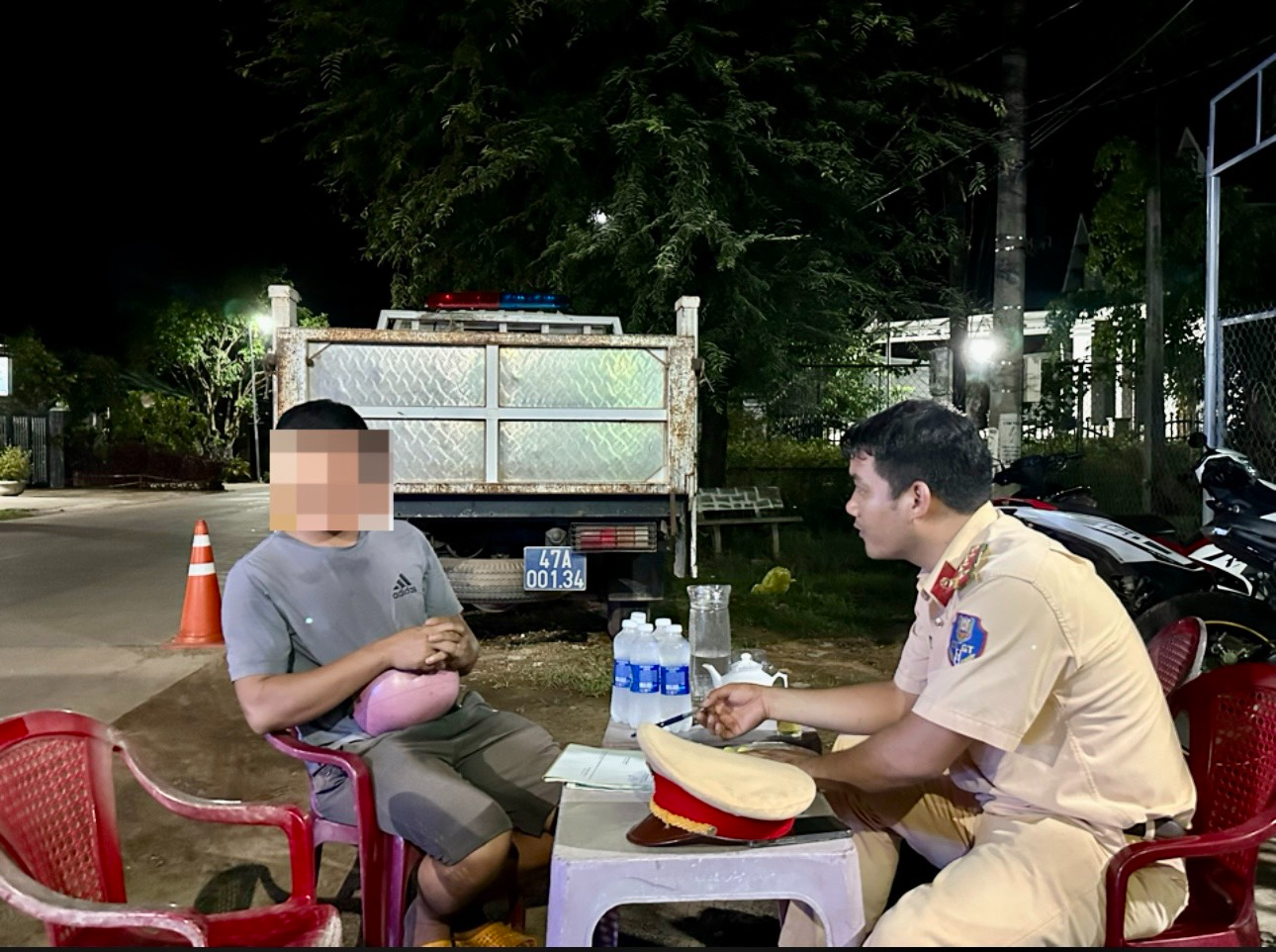 CSGT Đắk Lắk xuyên đêm xử lý "ma men" trên Tỉnh lộ 1: Người vi phạm bất hợp tác, bỏ xe - Ảnh 9. CSGT Đắk Lắk xuyên đêm xử lý "ma men" trên Tỉnh lộ 1: Người vi phạm bất hợp tác, bỏ xe - Ảnh 9.