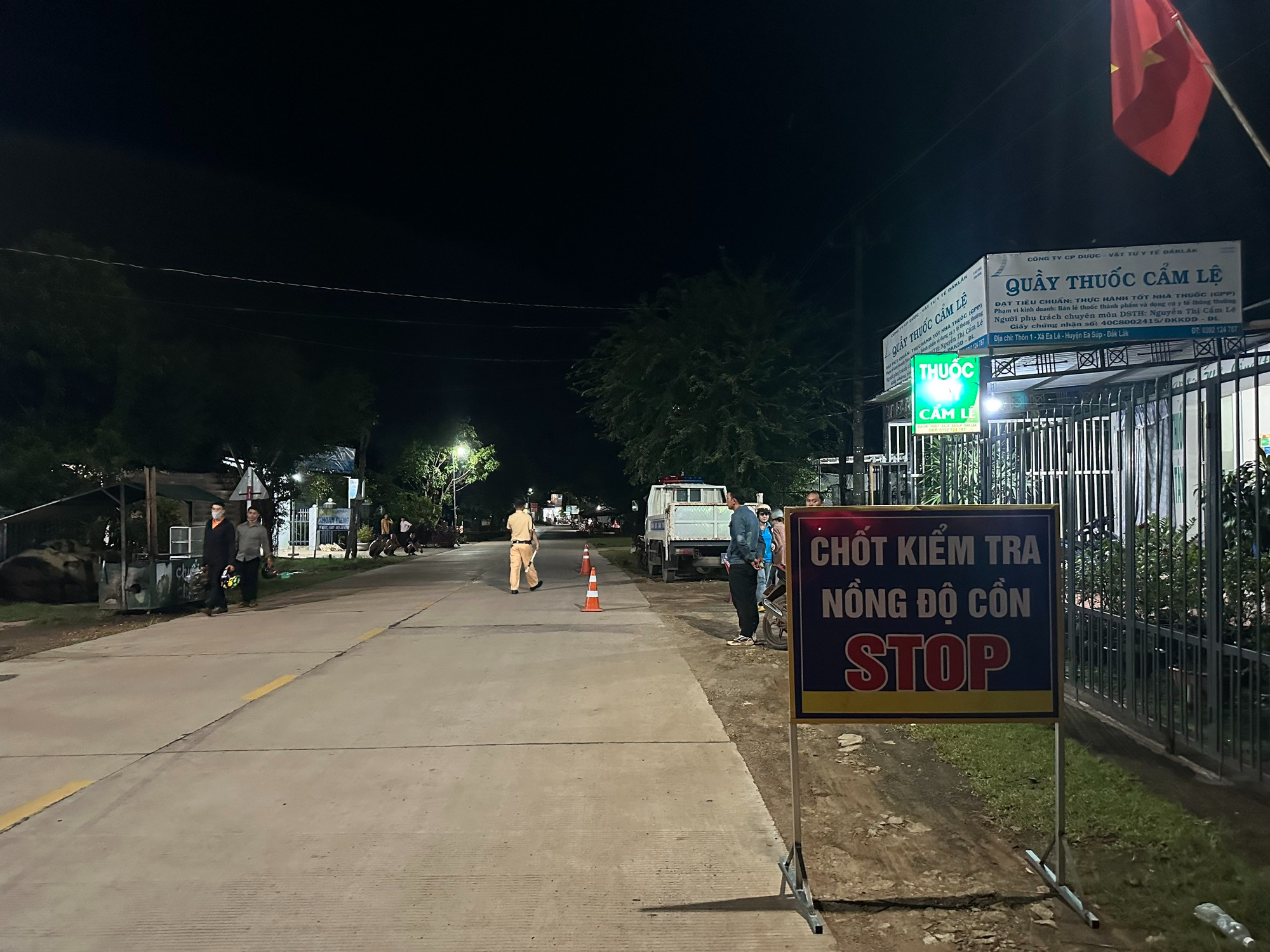 CSGT Đắk Lắk xuyên đêm xử lý "ma men" trên Tỉnh lộ 1: Người vi phạm bất hợp tác, bỏ xe - Ảnh 11. CSGT Đắk Lắk xuyên đêm xử lý "ma men" trên Tỉnh lộ 1: Người vi phạm bất hợp tác, bỏ xe - Ảnh 11.