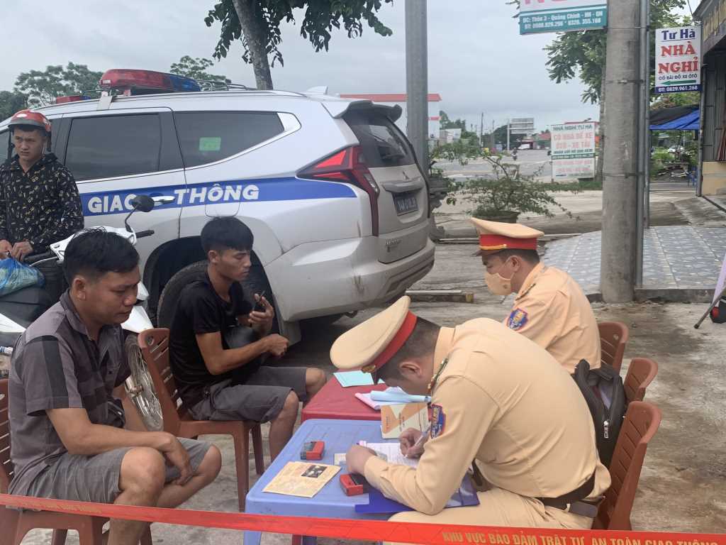 Quảng Ninh: Quyết liệt “kéo lùi” TNGT những tháng cuối năm - Ảnh 2.