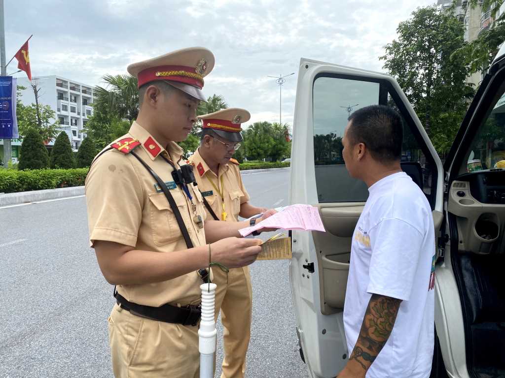 Quảng Ninh: Quyết liệt “kéo lùi” TNGT những tháng cuối năm - Ảnh 1.