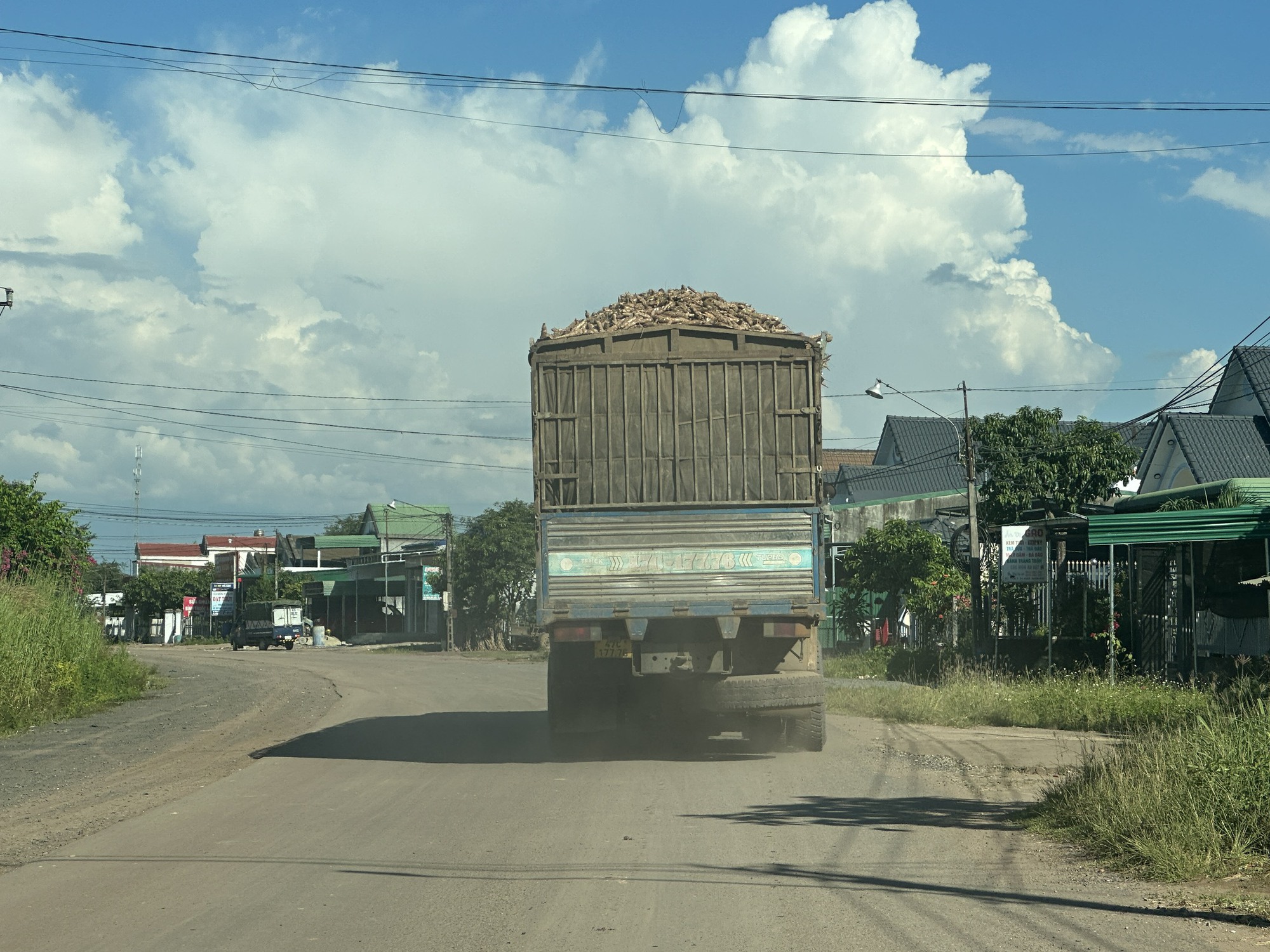 Bài 2: Có mặt CSGT trên tuyến nhưng dàn xe có dấu hiệu quá khổ, quá tải vô tư tung hoành ở Đắk Lắk - Ảnh 1. Bài 2: Có mặt CSGT trên tuyến nhưng dàn xe có dấu hiệu quá khổ, quá tải vô tư tung hoành ở Đắk Lắk - Ảnh 1.