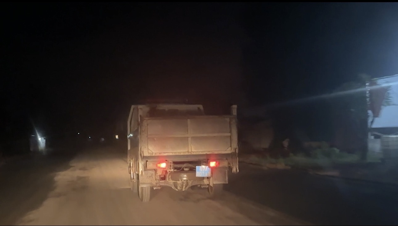 Bài 2: Có mặt CSGT trên tuyến nhưng dàn xe có dấu hiệu quá khổ, quá tải vô tư tung hoành ở Đắk Lắk - Ảnh 3. Bài 2: Có mặt CSGT trên tuyến nhưng dàn xe có dấu hiệu quá khổ, quá tải vô tư tung hoành ở Đắk Lắk - Ảnh 3.