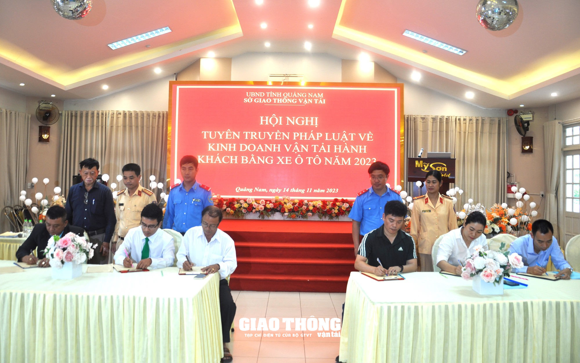 Quảng Nam: Doanh nghiệp vận tải hành khách cam kết chấp hành pháp luật về TTATGT- Ảnh 10.