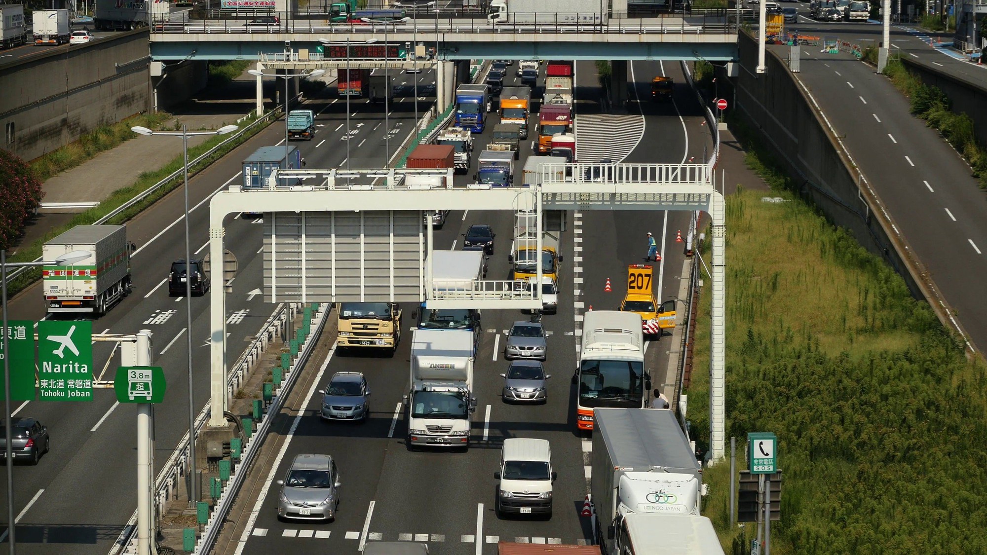 Các nước xử lý mạnh tay với nạn xe chở quá tải- Ảnh 1.