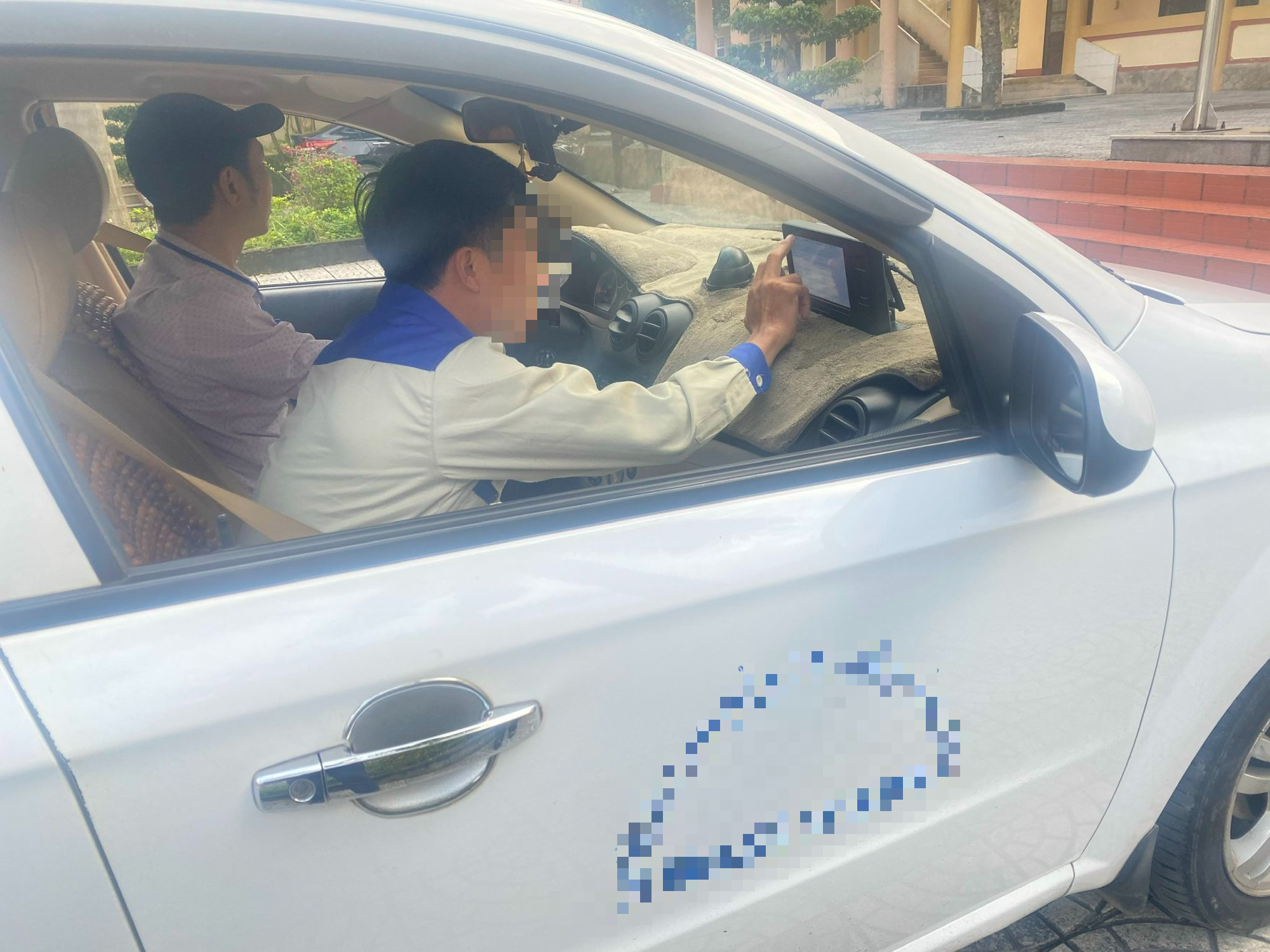 Cho em trai mượn CMND để học lái xe, người anh bị đề nghị 