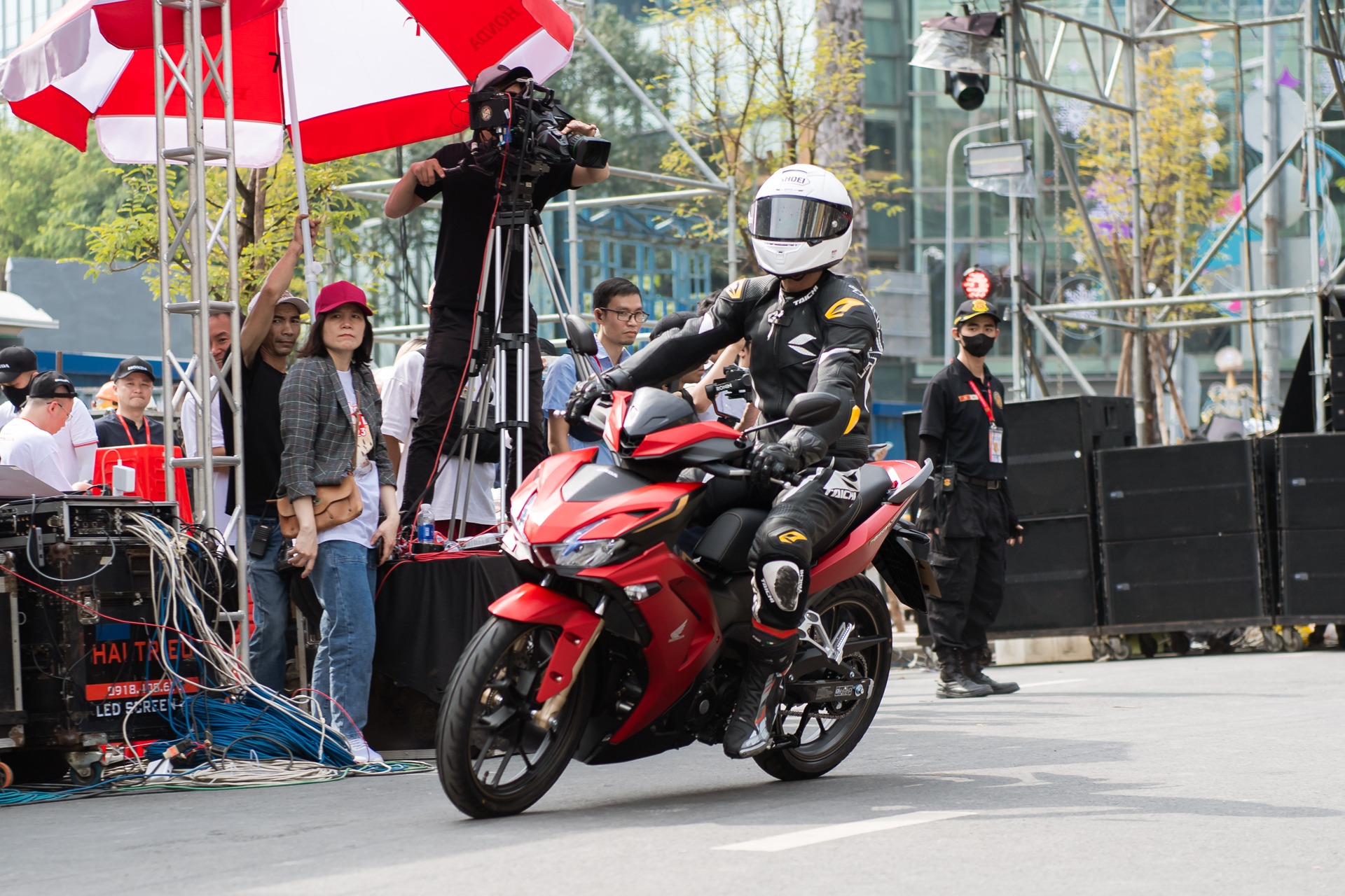 Phiên bản mới Honda Winner X 2024 có giá bán lẻ đề xuất thấp hơn 2 - 5 triệu đồng so với đối thủ Yamaha Exciter. Thế giới xe tuần qua: Ô tô quay cuồng giảm giá, Mazda CX-3 và Honda Winner X mới ra mắt